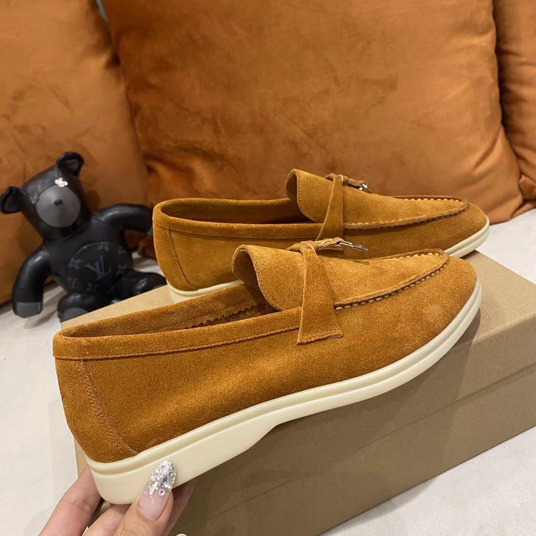 2021新款Loro Piana 
💯顶级正品级💯购买原版1:1复制💯
于1924年4月24日一手创立现有的Loro Piana公司。家族经营至今已是第六代，为讲求品味及对质量有要求的顾客提供上等的优质商品👉👉👉
进口原版高丝光牛京为面料 内里平纹小牛皮制成 手工缝制线 原版包装
码数：👩🏻35-42「41-42定制」
   👱🏻38-45  「38-44- 45定制」