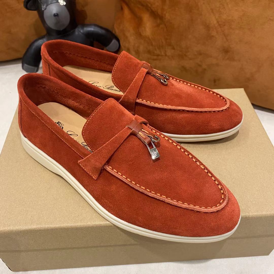 2021新款Loro Piana 
💯顶级正品级💯购买原版1:1复制💯
于1924年4月24日一手创立现有的Loro Piana公司。家族经营至今已是第六代，为讲求品味及对质量有要求的顾客提供上等的优质商品👉👉👉
进口原版高丝光牛京为面料 内里平纹小牛皮制成 手工缝制线 原版包装
码数：👩🏻35-42「41-42定制」
   👱🏻38-45  「38-44- 45定制」