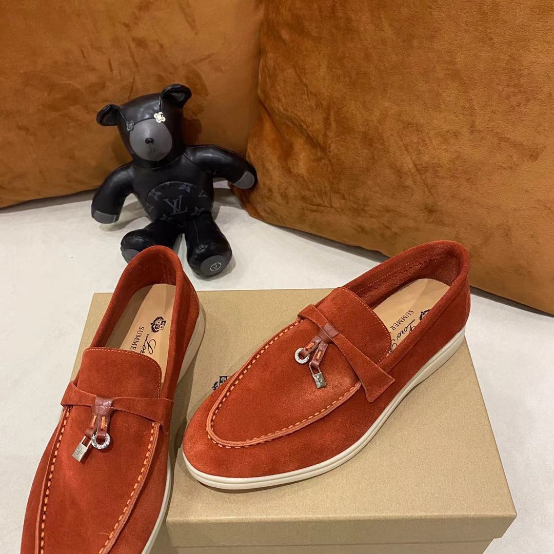 2021新款Loro Piana 
💯顶级正品级💯购买原版1:1复制💯
于1924年4月24日一手创立现有的Loro Piana公司。家族经营至今已是第六代，为讲求品味及对质量有要求的顾客提供上等的优质商品👉👉👉
进口原版高丝光牛京为面料 内里平纹小牛皮制成 手工缝制线 原版包装
码数：👩🏻35-42「41-42定制」
   👱🏻38-45  「38-44- 45定制」