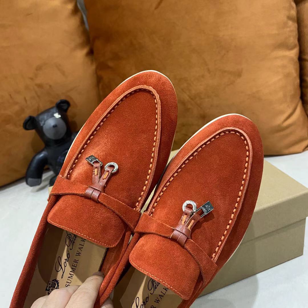 2021新款Loro Piana 
💯顶级正品级💯购买原版1:1复制💯
于1924年4月24日一手创立现有的Loro Piana公司。家族经营至今已是第六代，为讲求品味及对质量有要求的顾客提供上等的优质商品👉👉👉
进口原版高丝光牛京为面料 内里平纹小牛皮制成 手工缝制线 原版包装
码数：👩🏻35-42「41-42定制」
   👱🏻38-45  「38-44- 45定制」