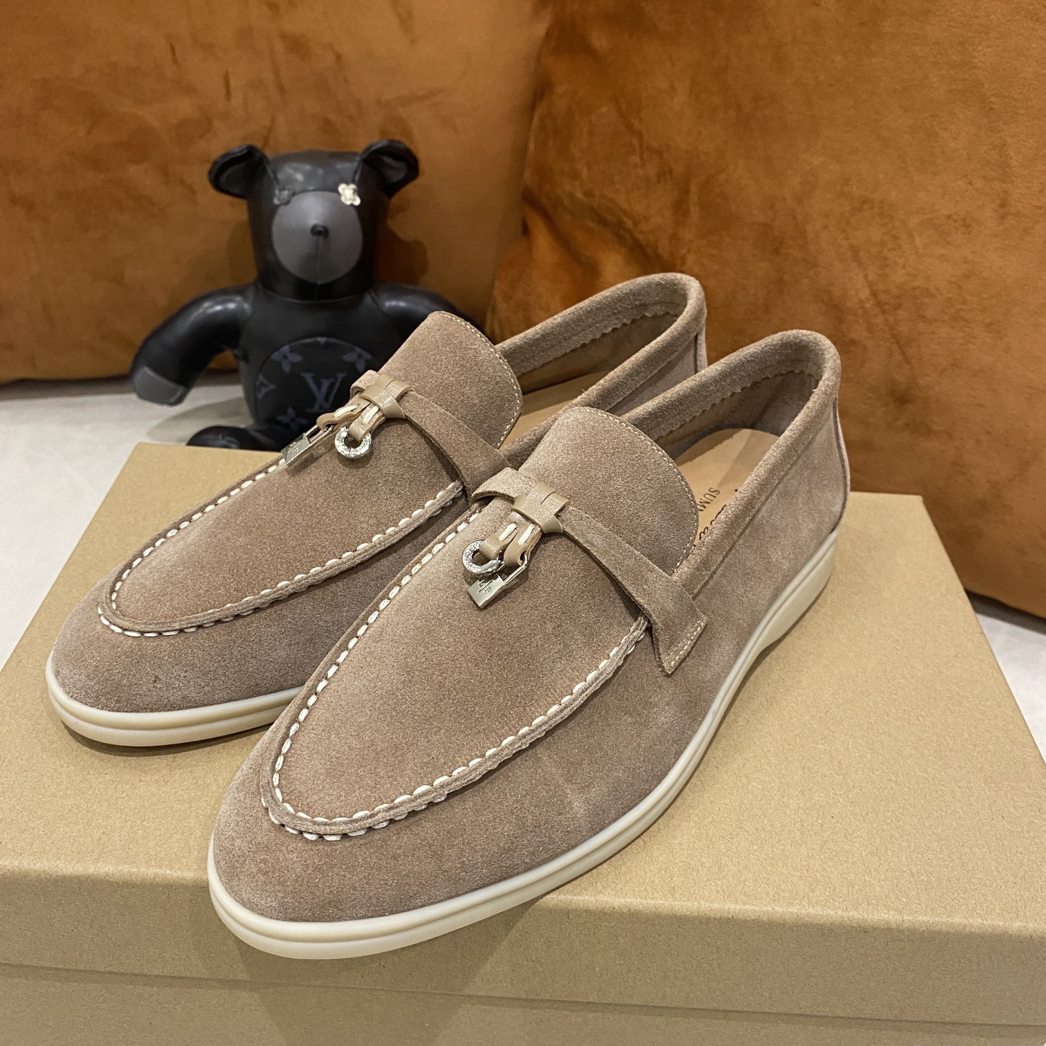 2021新款Loro Piana 
💯顶级正品级💯购买原版1:1复制💯
于1924年4月24日一手创立现有的Loro Piana公司。家族经营至今已是第六代，为讲求品味及对质量有要求的顾客提供上等的优质商品👉👉👉
进口原版高丝光牛京为面料 内里平纹小牛皮制成 手工缝制线 原版包装
码数：👩🏻35-42「41-42定制」
   👱🏻38-45  「38-44- 45定制」