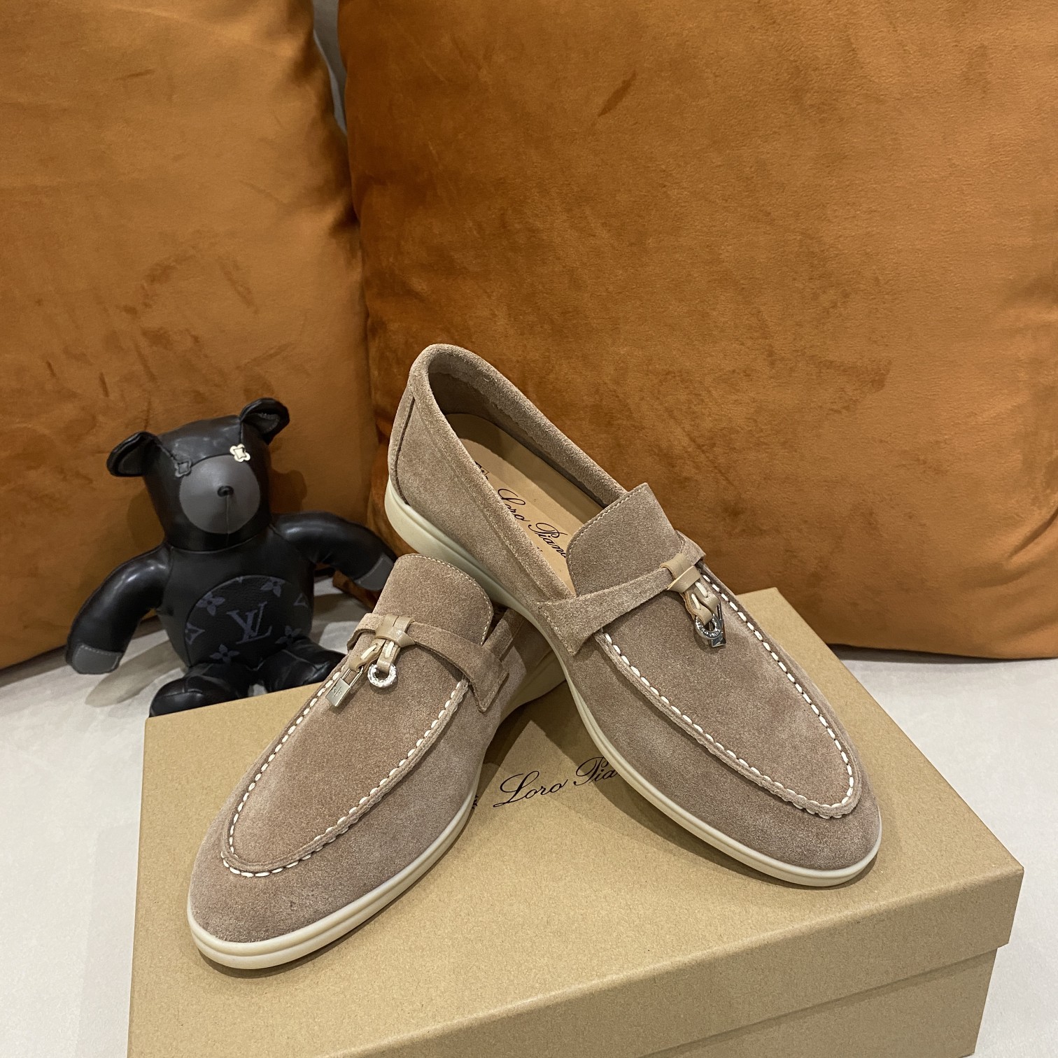 2021新款Loro Piana 
💯顶级正品级💯购买原版1:1复制💯
于1924年4月24日一手创立现有的Loro Piana公司。家族经营至今已是第六代，为讲求品味及对质量有要求的顾客提供上等的优质商品👉👉👉
进口原版高丝光牛京为面料 内里平纹小牛皮制成 手工缝制线 原版包装
码数：👩🏻35-42「41-42定制」
   👱🏻38-45  「38-44- 45定制」