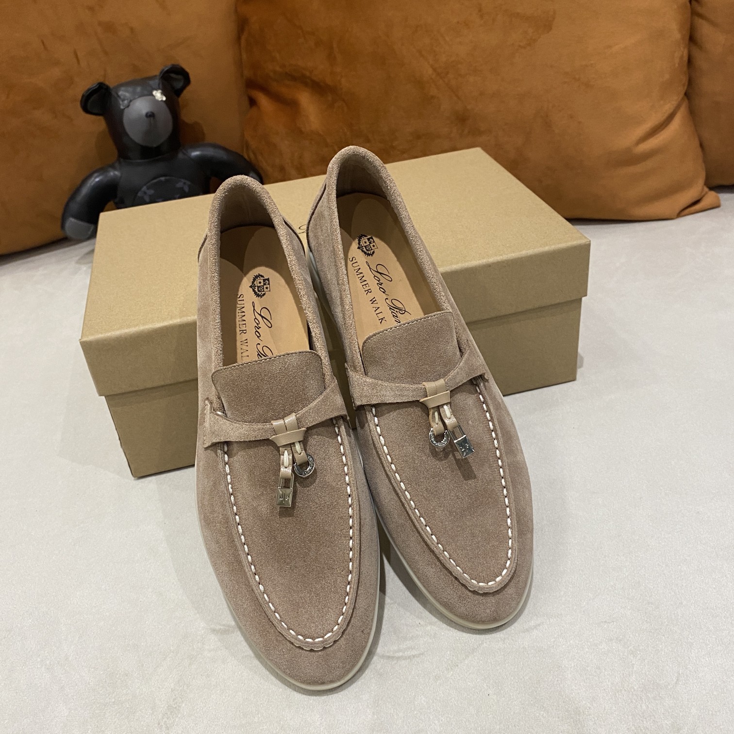 2021新款Loro Piana 
💯顶级正品级💯购买原版1:1复制💯
于1924年4月24日一手创立现有的Loro Piana公司。家族经营至今已是第六代，为讲求品味及对质量有要求的顾客提供上等的优质商品👉👉👉
进口原版高丝光牛京为面料 内里平纹小牛皮制成 手工缝制线 原版包装
码数：👩🏻35-42「41-42定制」
   👱🏻38-45  「38-44- 45定制」