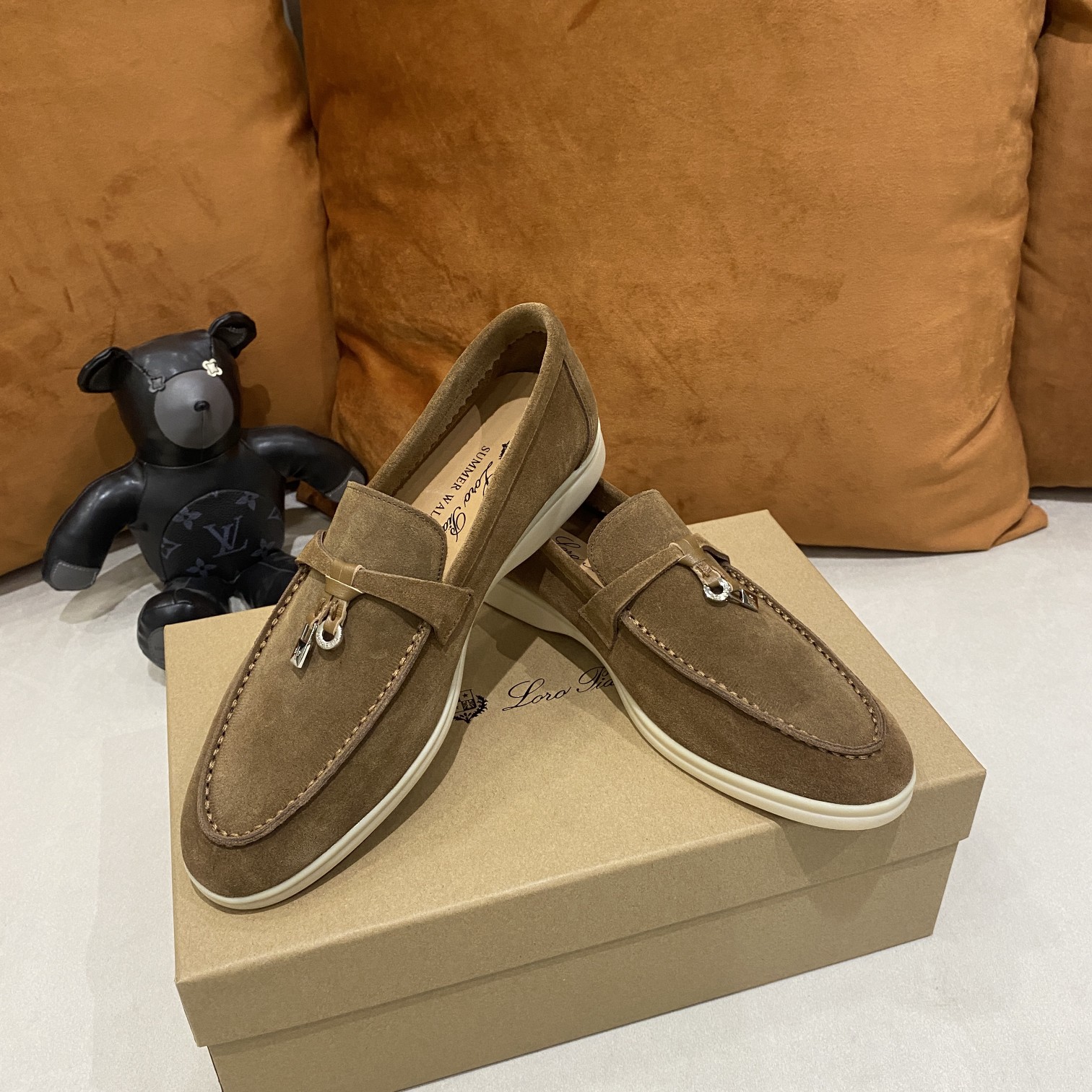 2021新款Loro Piana 
💯顶级正品级💯购买原版1:1复制💯
于1924年4月24日一手创立现有的Loro Piana公司。家族经营至今已是第六代，为讲求品味及对质量有要求的顾客提供上等的优质商品👉👉👉
进口原版高丝光牛京为面料 内里平纹小牛皮制成 手工缝制线 原版包装
码数：👩🏻35-42「41-42定制」
   👱🏻38-45  「38-44- 45定制」