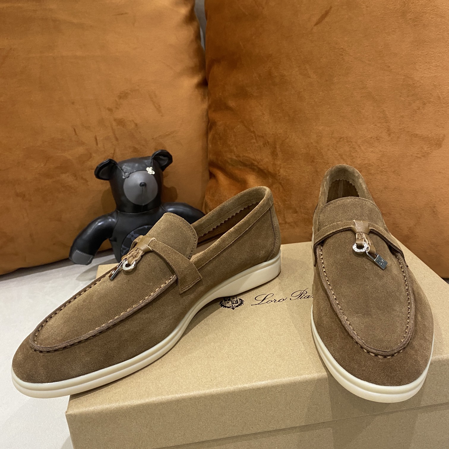 2021新款Loro Piana 
💯顶级正品级💯购买原版1:1复制💯
于1924年4月24日一手创立现有的Loro Piana公司。家族经营至今已是第六代，为讲求品味及对质量有要求的顾客提供上等的优质商品👉👉👉
进口原版高丝光牛京为面料 内里平纹小牛皮制成 手工缝制线 原版包装
码数：👩🏻35-42「41-42定制」
   👱🏻38-45  「38-44- 45定制」