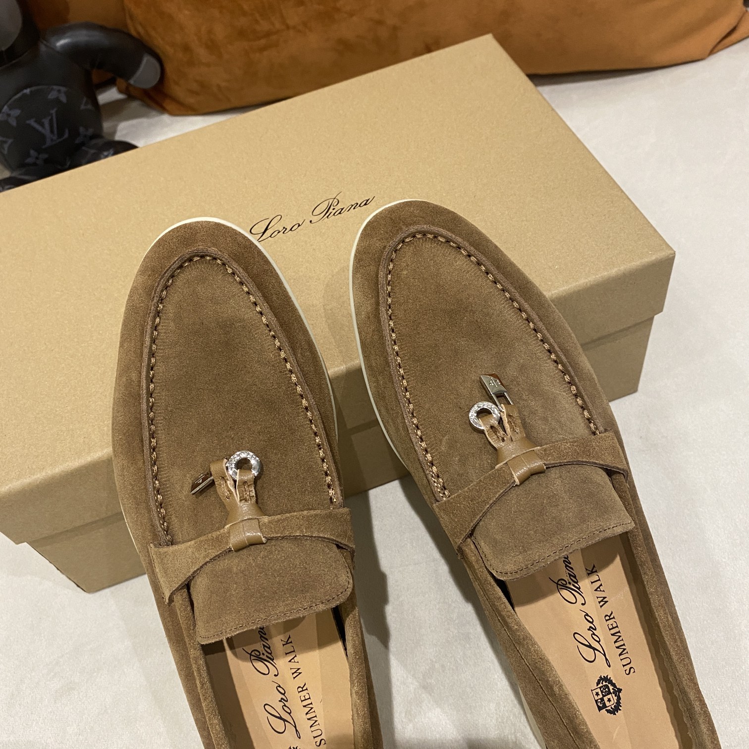 2021新款Loro Piana 
💯顶级正品级💯购买原版1:1复制💯
于1924年4月24日一手创立现有的Loro Piana公司。家族经营至今已是第六代，为讲求品味及对质量有要求的顾客提供上等的优质商品👉👉👉
进口原版高丝光牛京为面料 内里平纹小牛皮制成 手工缝制线 原版包装
码数：👩🏻35-42「41-42定制」
   👱🏻38-45  「38-44- 45定制」