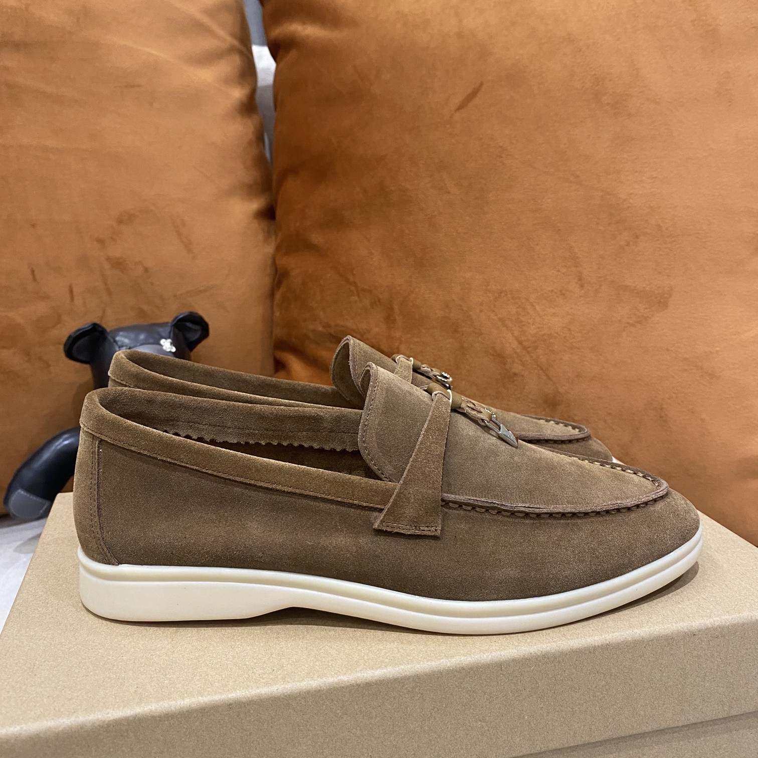 2021新款Loro Piana 
💯顶级正品级💯购买原版1:1复制💯
于1924年4月24日一手创立现有的Loro Piana公司。家族经营至今已是第六代，为讲求品味及对质量有要求的顾客提供上等的优质商品👉👉👉
进口原版高丝光牛京为面料 内里平纹小牛皮制成 手工缝制线 原版包装
码数：👩🏻35-42「41-42定制」
   👱🏻38-45  「38-44- 45定制」