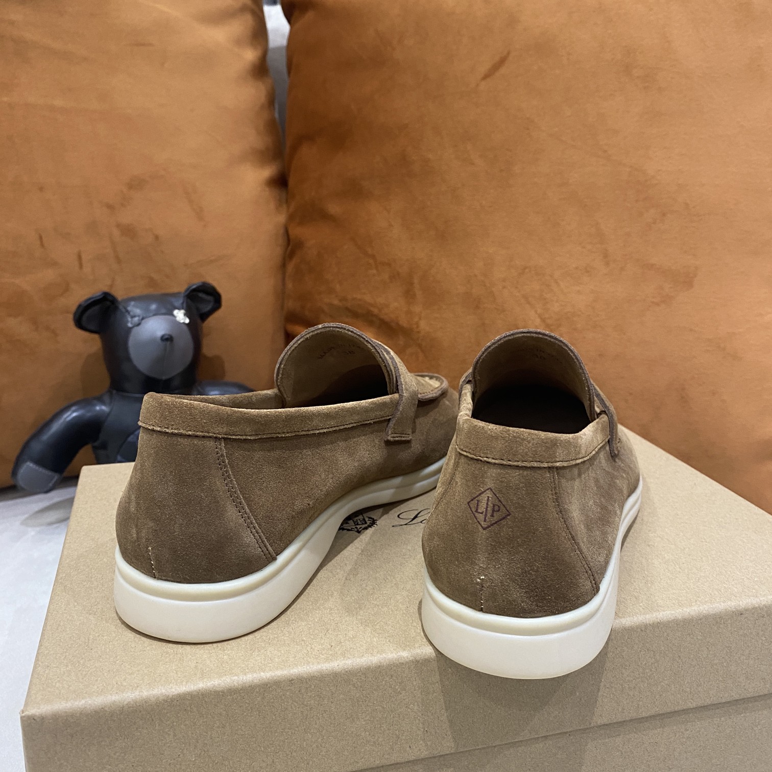 2021新款Loro Piana 
💯顶级正品级💯购买原版1:1复制💯
于1924年4月24日一手创立现有的Loro Piana公司。家族经营至今已是第六代，为讲求品味及对质量有要求的顾客提供上等的优质商品👉👉👉
进口原版高丝光牛京为面料 内里平纹小牛皮制成 手工缝制线 原版包装
码数：👩🏻35-42「41-42定制」
   👱🏻38-45  「38-44- 45定制」