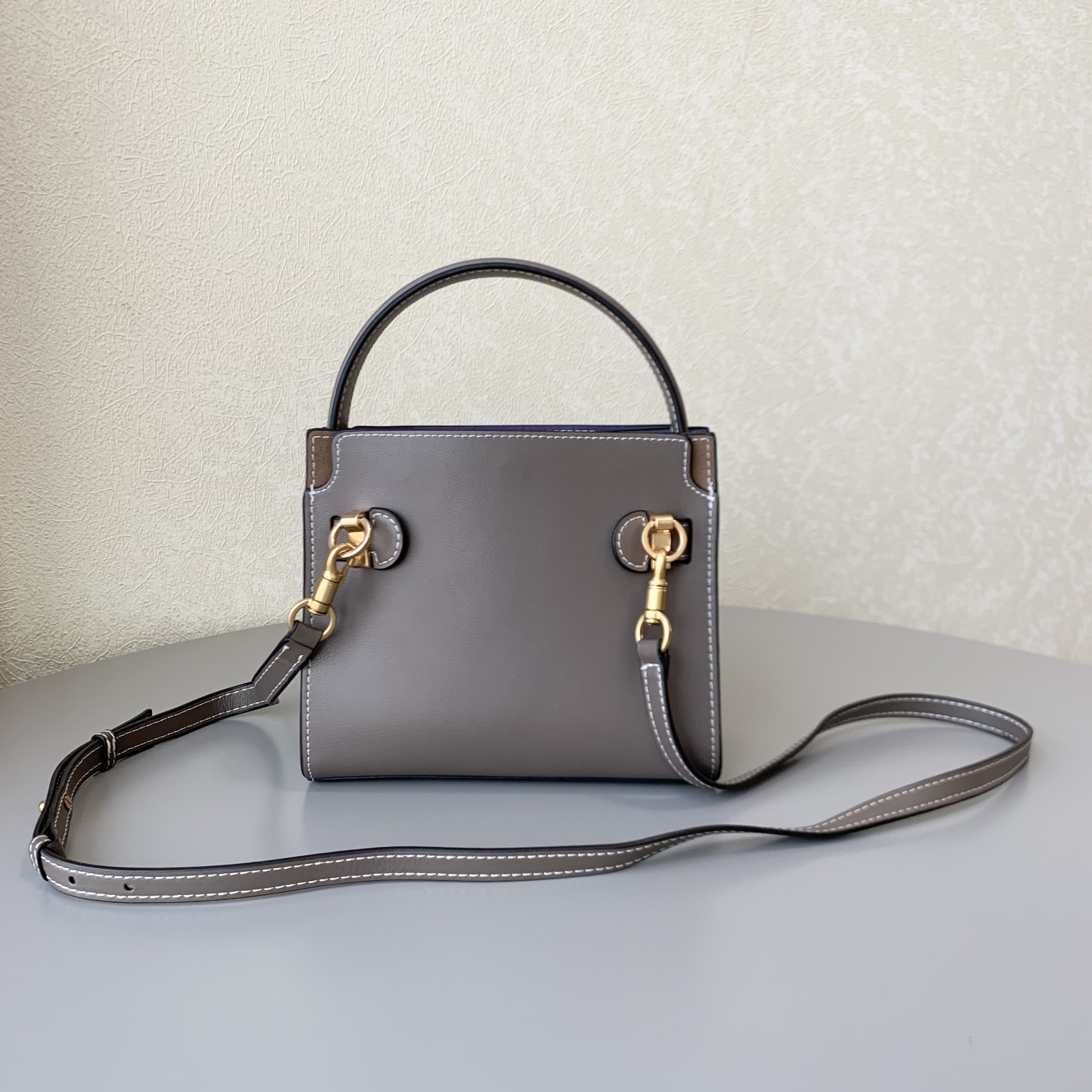 Tory Burch 迷你灰色TORY BURCH 新款托特包 头层纳帕牛皮＋ 磨砂五金 手提单肩斜挎均可