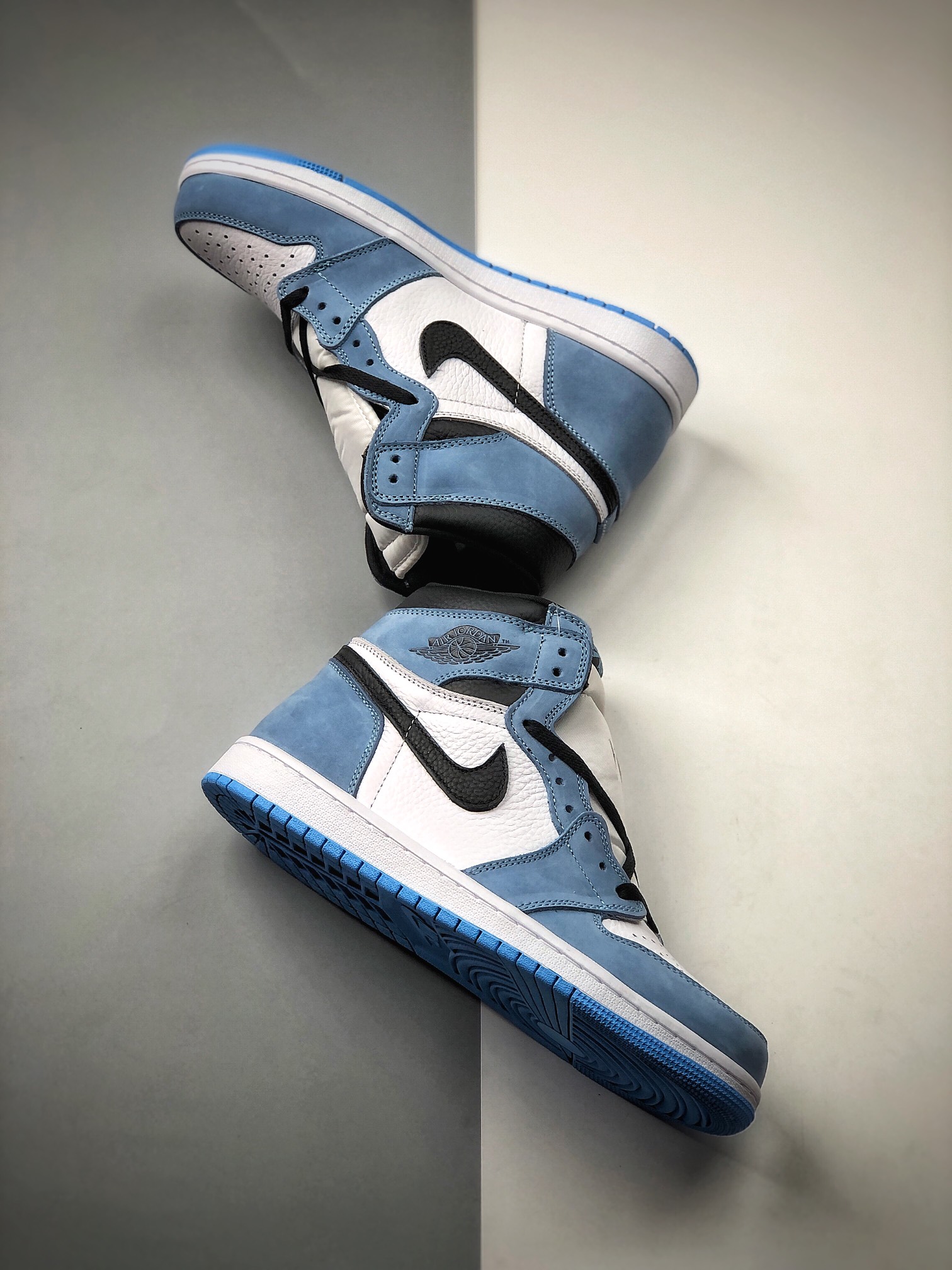 350  Air Jordan 1 Retro High OG “University Blue” 高帮 555088-134