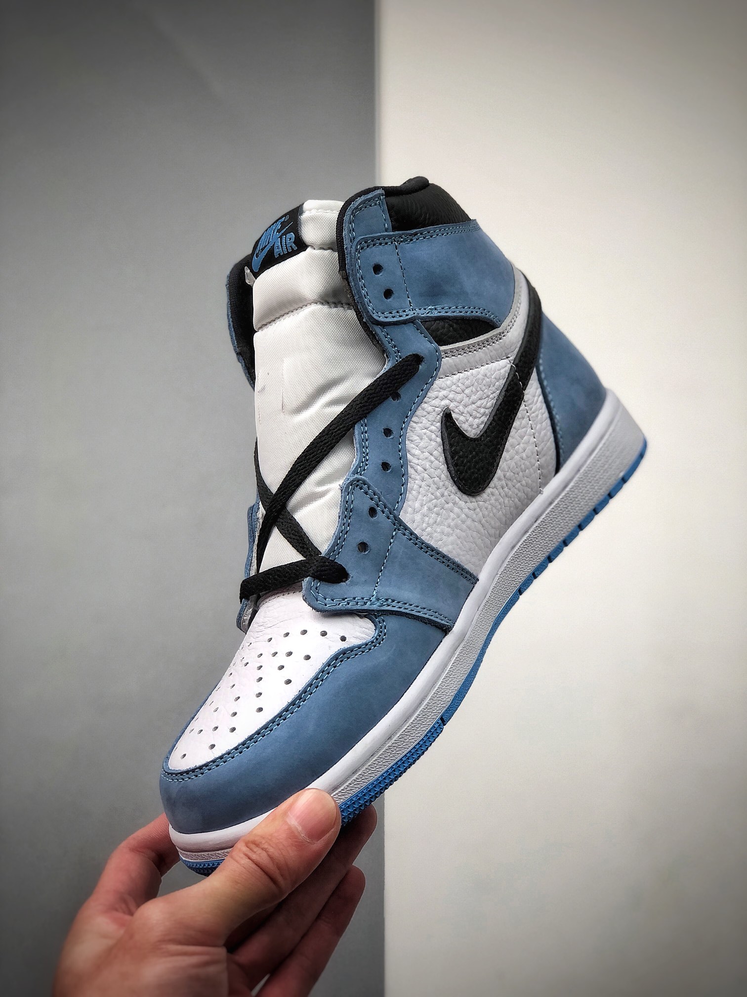 350  Air Jordan 1 Retro High OG “University Blue” 高帮 555088-134