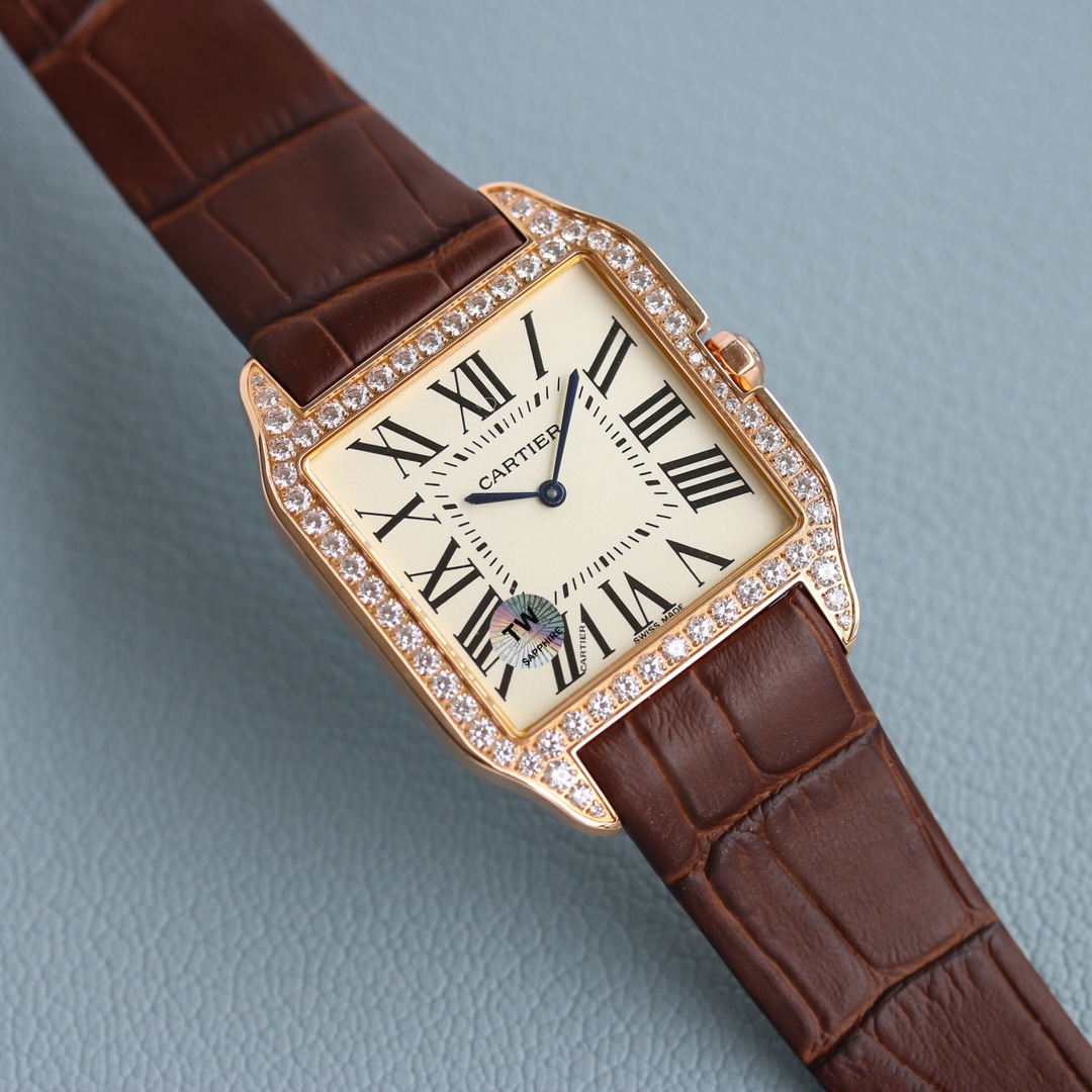 Cartier TW厂卡家山度士系列情侣腕表 细节如下：1 表壳：316L精钢 2 表盘：市场唯一对版的字面表盘 3