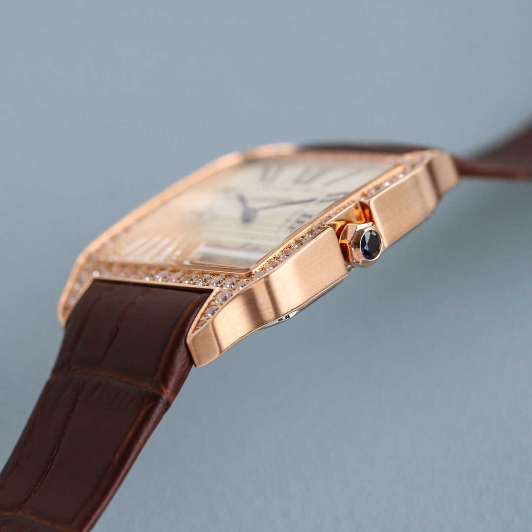 Cartier TW厂卡家山度士系列情侣腕表 细节如下：1 表壳：316L精钢 2 表盘：市场唯一对版的字面表盘 3