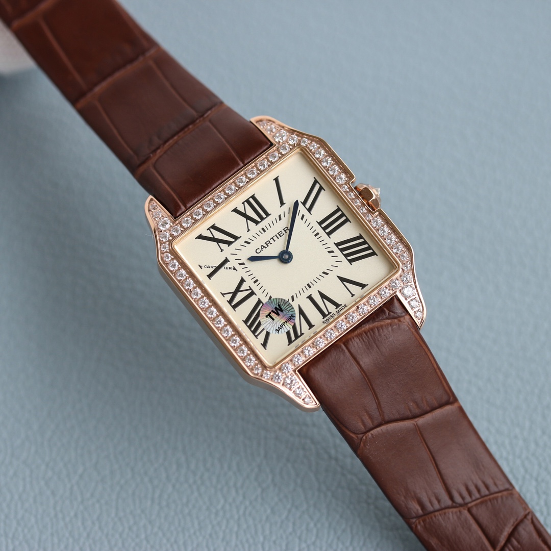 Cartier TW厂卡家山度士系列情侣腕表 细节如下：1 表壳：316L精钢 2 表盘：市场唯一对版的字面表盘 3