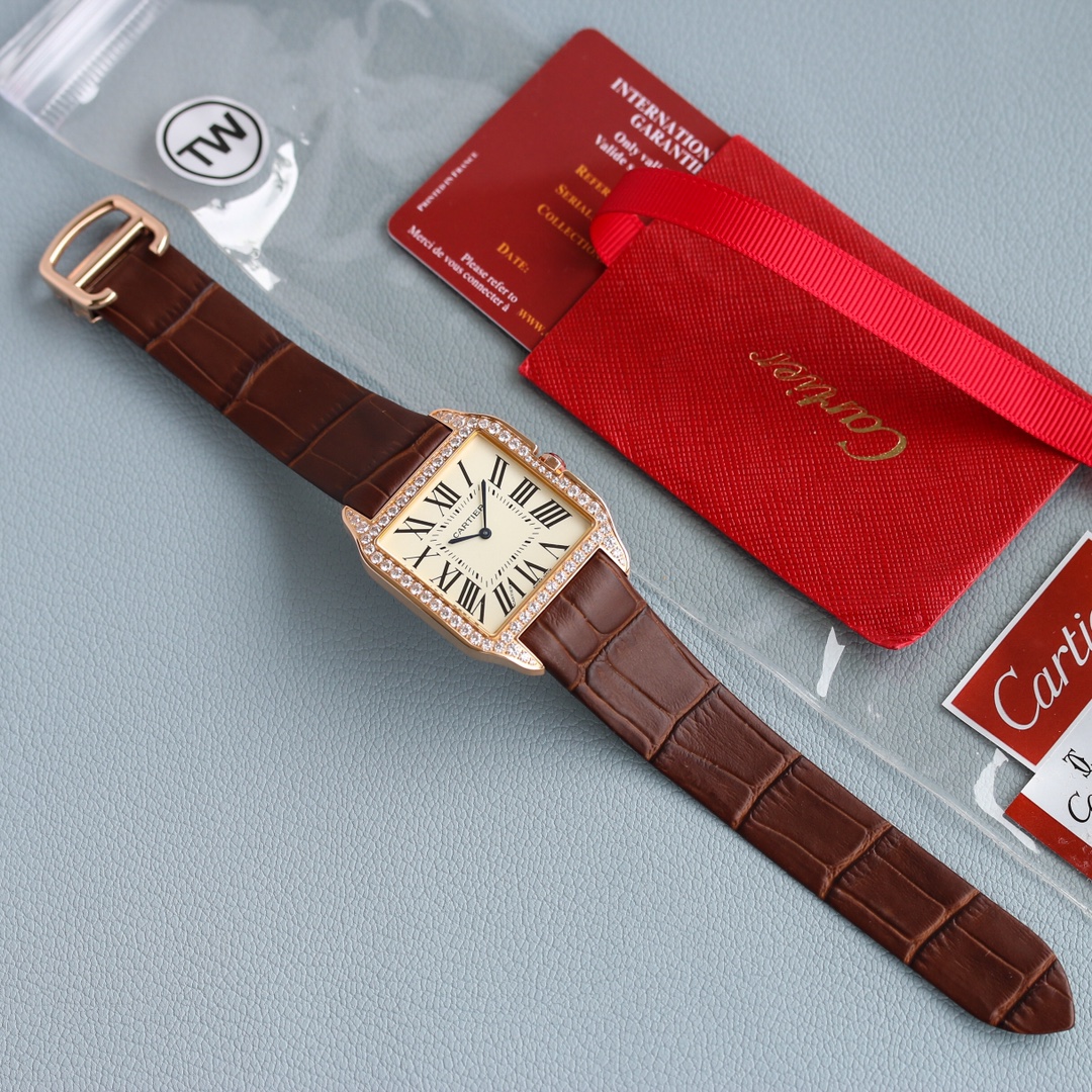 Cartier TW厂卡家山度士系列情侣腕表 细节如下：1 表壳：316L精钢 2 表盘：市场唯一对版的字面表盘 3