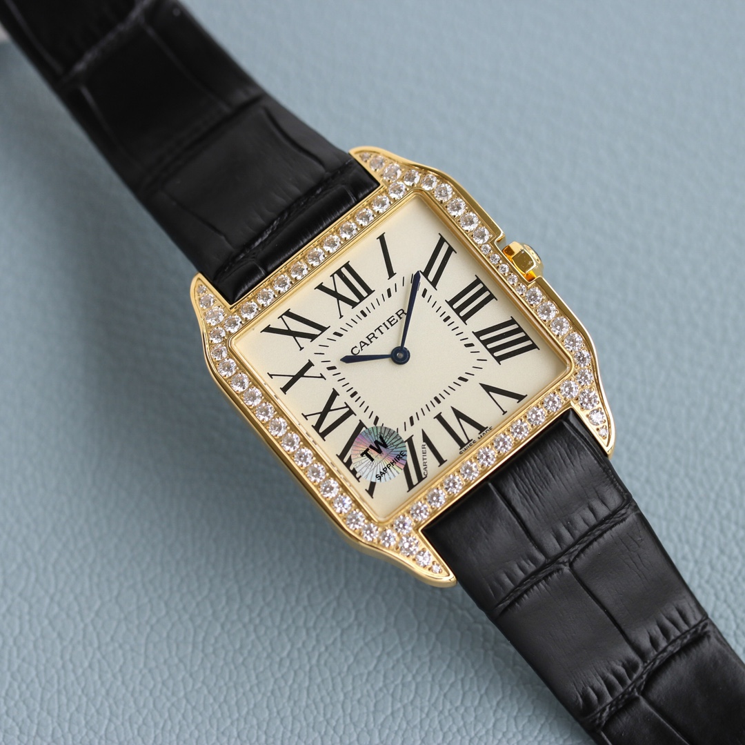Cartier TW厂卡家山度士系列情侣腕表 细节如下：1 表壳：316L精钢 2 表盘：市场唯一对版的字面表盘 3