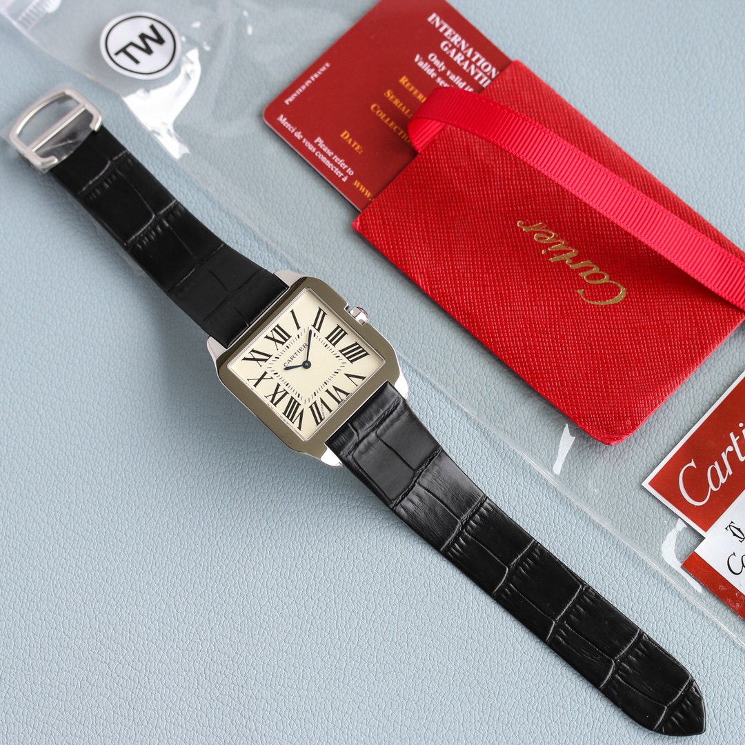 Cartier TW厂卡家山度士系列情侣腕表 细节如下：1 表壳：316L精钢 2 表盘：市场唯一对版的字面表盘 3