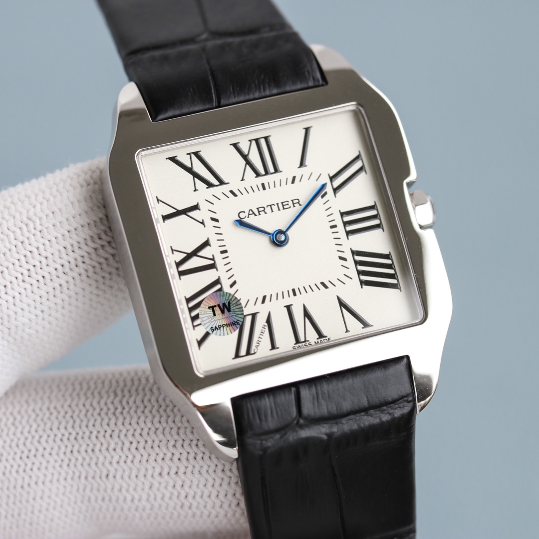 Cartier TW厂卡家山度士系列情侣腕表 细节如下：1 表壳：316L精钢 2 表盘：市场唯一对版的字面表盘 3
