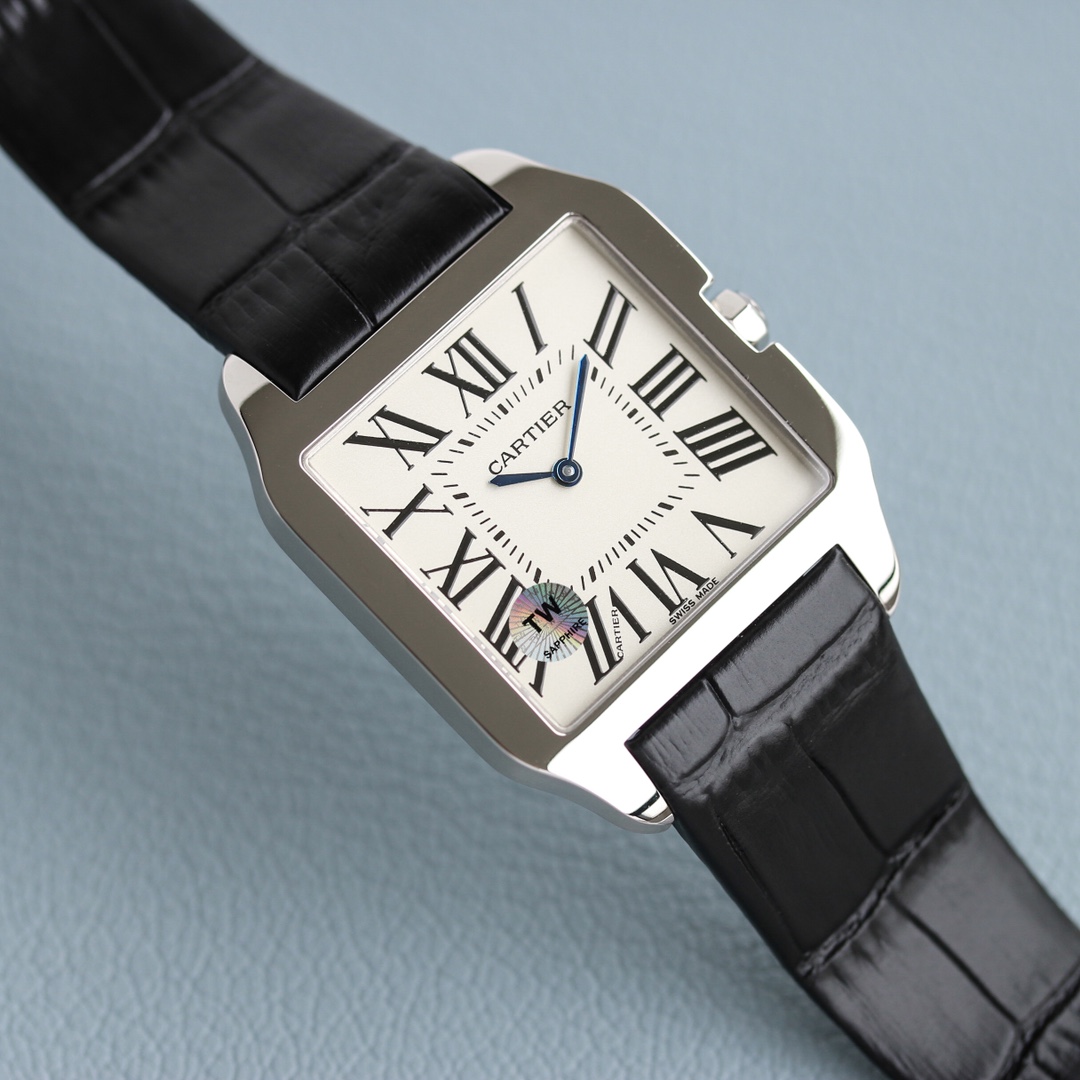 Cartier TW厂卡家山度士系列情侣腕表 细节如下：1 表壳：316L精钢 2 表盘：市场唯一对版的字面表盘 3