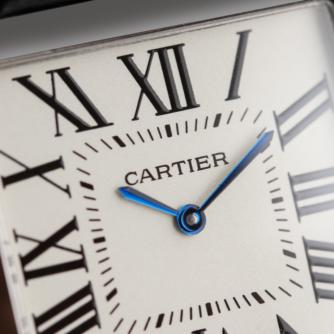 Cartier TW厂卡家山度士系列情侣腕表 细节如下：1 表壳：316L精钢 2 表盘：市场唯一对版的字面表盘 3