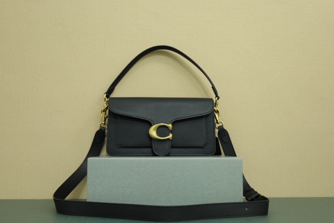 蔻驰Tabby酒神包🅿️230 让小姐姐第一眼看到就会爱上它.被誉为平价版酒神包的蔻驰Tabby.复古又百搭.很受欢迎.五金扣厚实.整体精致.特别能装.标配一长一短可卸肩带.内部结构分层合理.中间带拉链隔层小袋.把包分成三格.完美尺寸. 规格：25*15*7.5cm 手提单肩斜挎都没问题.