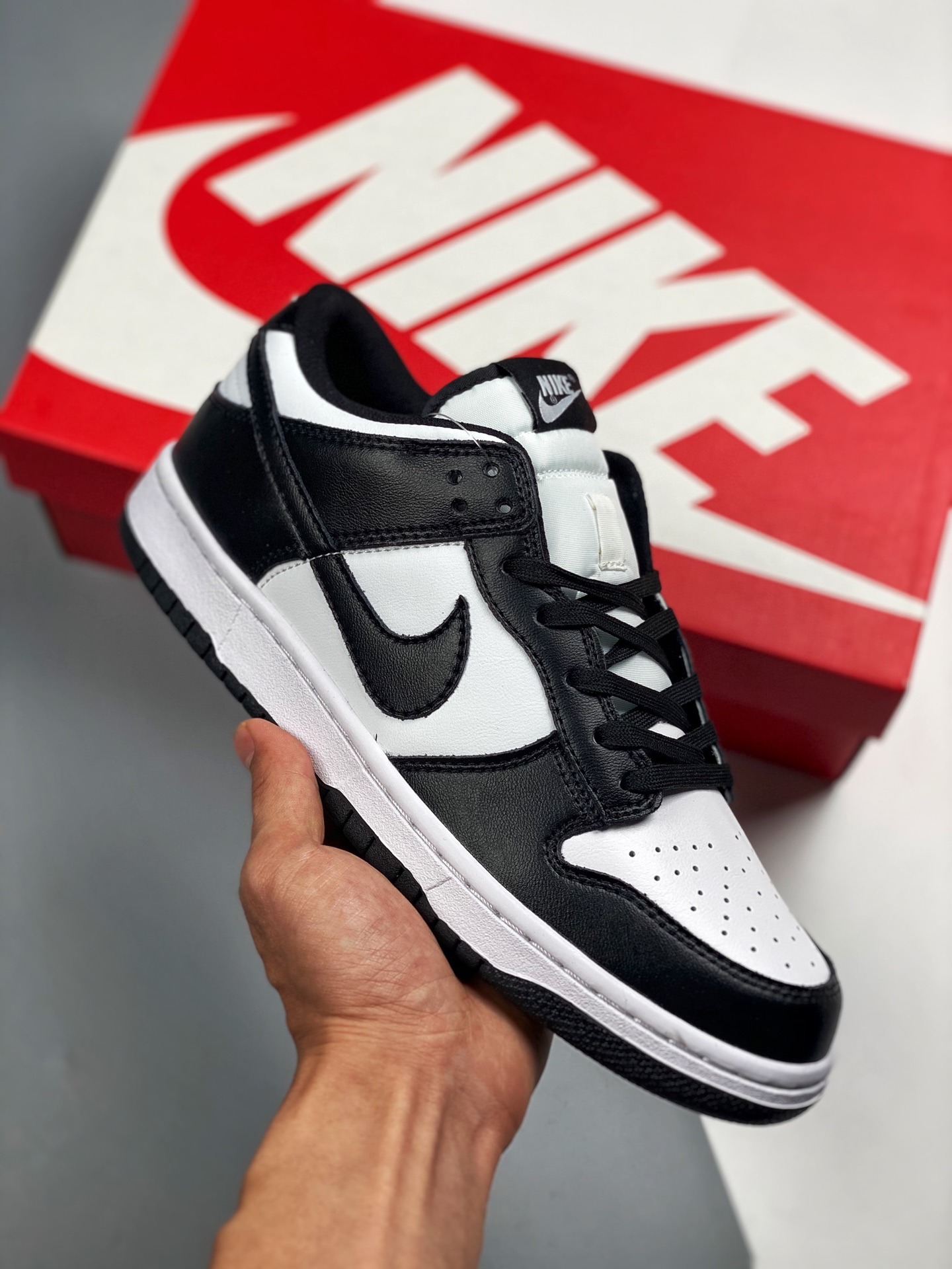 NK Dunk Low 黑白 熊猫 头层皮材质 极具性价比‼️ 该元年款球鞋经过焕新重塑，采用经典撞色设计，同时融入现代制鞋科技，以此塑就舒适脚感;黑白配色营造出鲜明的对比效果，尽显简约魅力。 货号:DD1391-100 Size:36 …