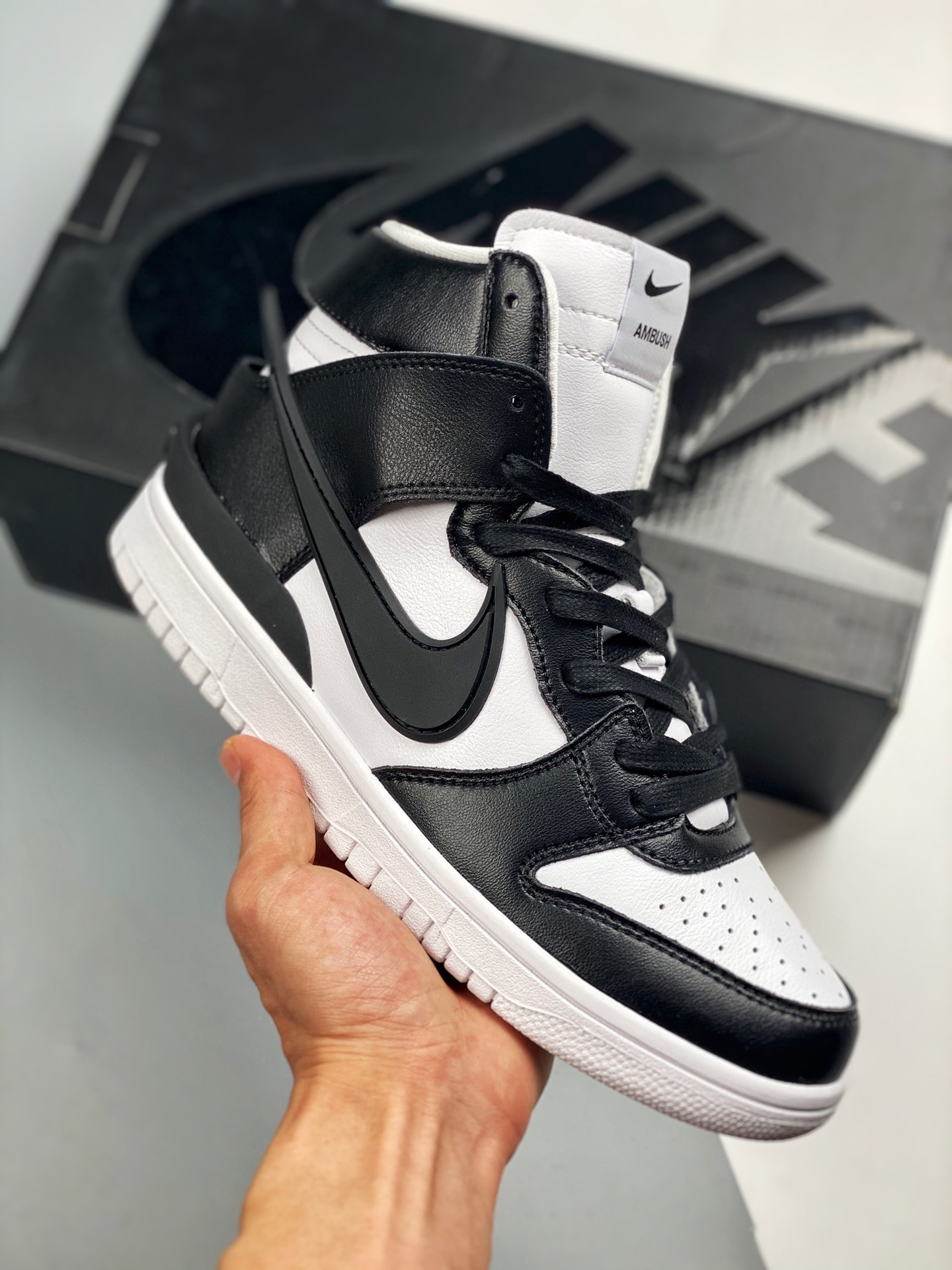 Ambush x Nike Dunk High Black 黑白 头层皮纯原版本 Nike与来自东京的时尚品牌AMBUSH联名打造的鞋款运用经典的联名细节呈现出富有活力的创意设计 将篮球风格美学理念诠释得淋漓尽致。这款Dunk以经过重塑后…