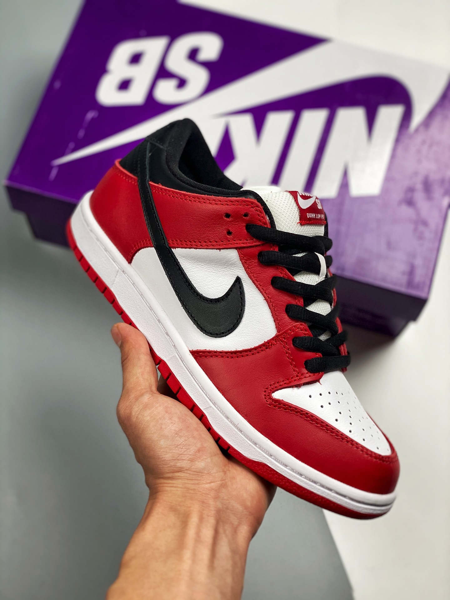 NK Dunk SB "Chicago"芝加哥 工厂套现 手慢无👋 #独家版型处理 蒸馏加工 带来的是更好的视觉和脚感体验 #原鞋摸索1个月时间开发 把每个细节还原到极致 #专为海外客户定制 大码福利 最大提供到46码 货号：BQ681…