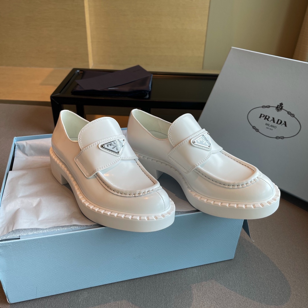 NO:705563,The top version of Prada/PRADA | 2025 couple model Prada/PRADA loafers with heightening small leather shoes are now on the market, copied from the original!  Oil edge craftsmanship ~ flawless!  The upper is made of high-end open-edge beaded calfskin, which is truly top-notch. Please pay attention to the details to confirm the quality. Thick-soled platform shoes, heel height 6cm, non-slip soles, with logo details, low-key tribute to the brand design heritage, creating a perfect style. The street style is cool and sassy, ​​C-position fashionable wear classic shoes, showing exquisite texture!  Has a high-end temperament!  Fabric A-grade open-edge beaded cowhide, original molding for buckles, soft silk cowhide lining, soft silk cowhide for feet, packaging, full set of original gift packaging, size, women's size 35--40, price p women, loafers, prada, prada, loafers, cowhide19860909顶级版本普拉达/PRADA | 2025情侣款 普拉达/PRADA 乐福鞋增高小皮鞋火爆登场,原板复制！油边工艺～完美无瑕！采用高级感满满的开边珠小牛皮做鞋面,真正做到最顶级,请各位看清细节认准品质.厚底松糕鞋,跟高6cm,防滑鞋底,带logo标识细节,低调致敬品牌设计传承,打造属于完美的风格.炸街款又酷又飒 C位时髦穿搭经典鞋型,呈现出精致质感！拥有着高档气质！ 面料A级开边珠牛皮 饰扣原板开模 内里柔软丝绸牛皮 垫脚柔软丝绸牛皮 包装 全套原版礼品包装 码数女码35--40 价格p女,乐福鞋,prada,prada,loafers,cowhide,Women's Shoes