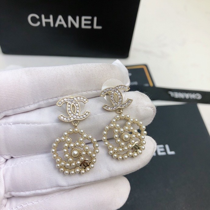 Élégants boucles d'oreilles Chanel avec perles et logo CC serti de cristaux