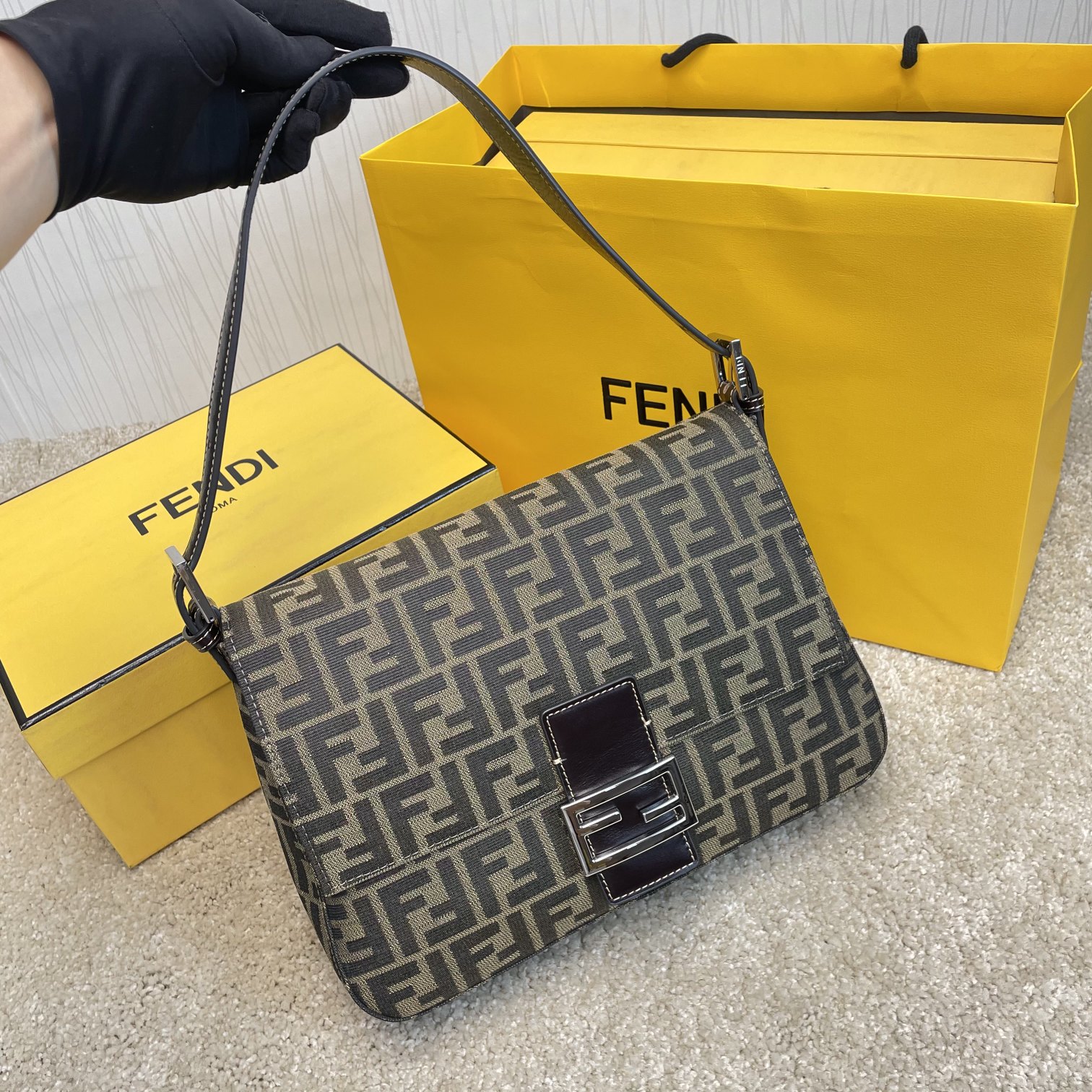 Fendi 名称：FENDI 大号法棍包布包