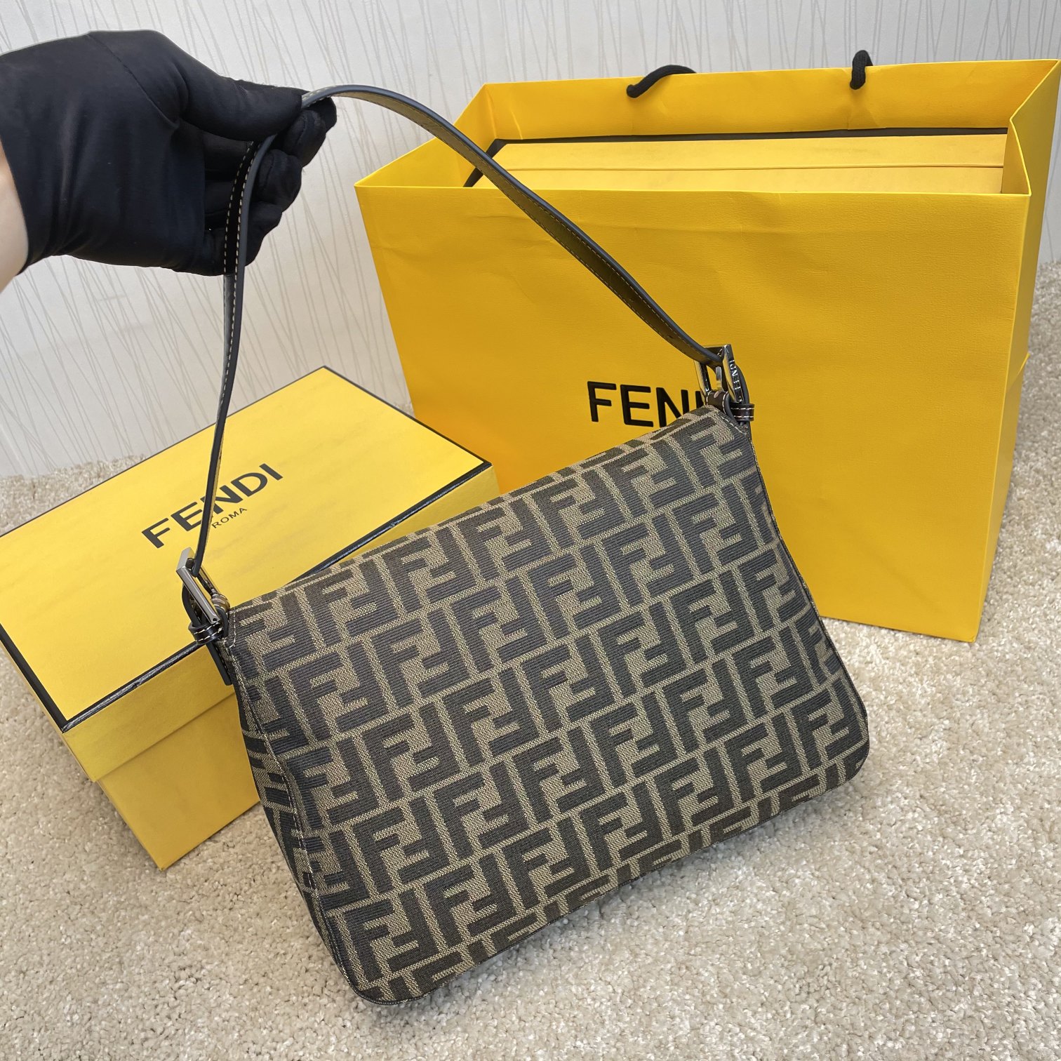 Fendi 名称：FENDI 大号法棍包布包