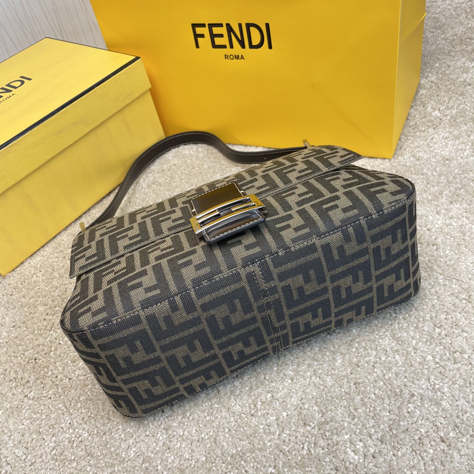 Fendi 名称：FENDI 大号法棍包布包