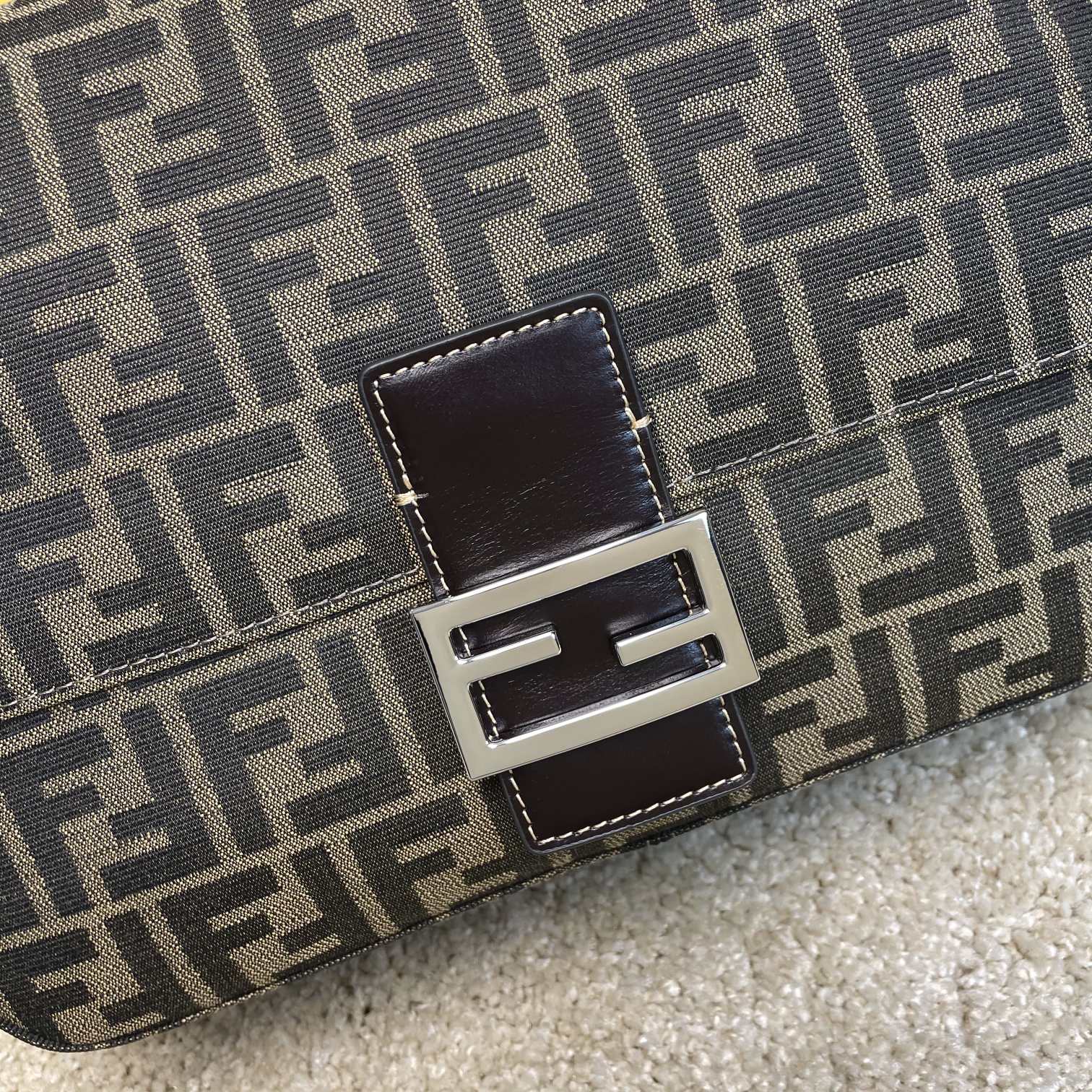Fendi 名称：FENDI 大号法棍包布包