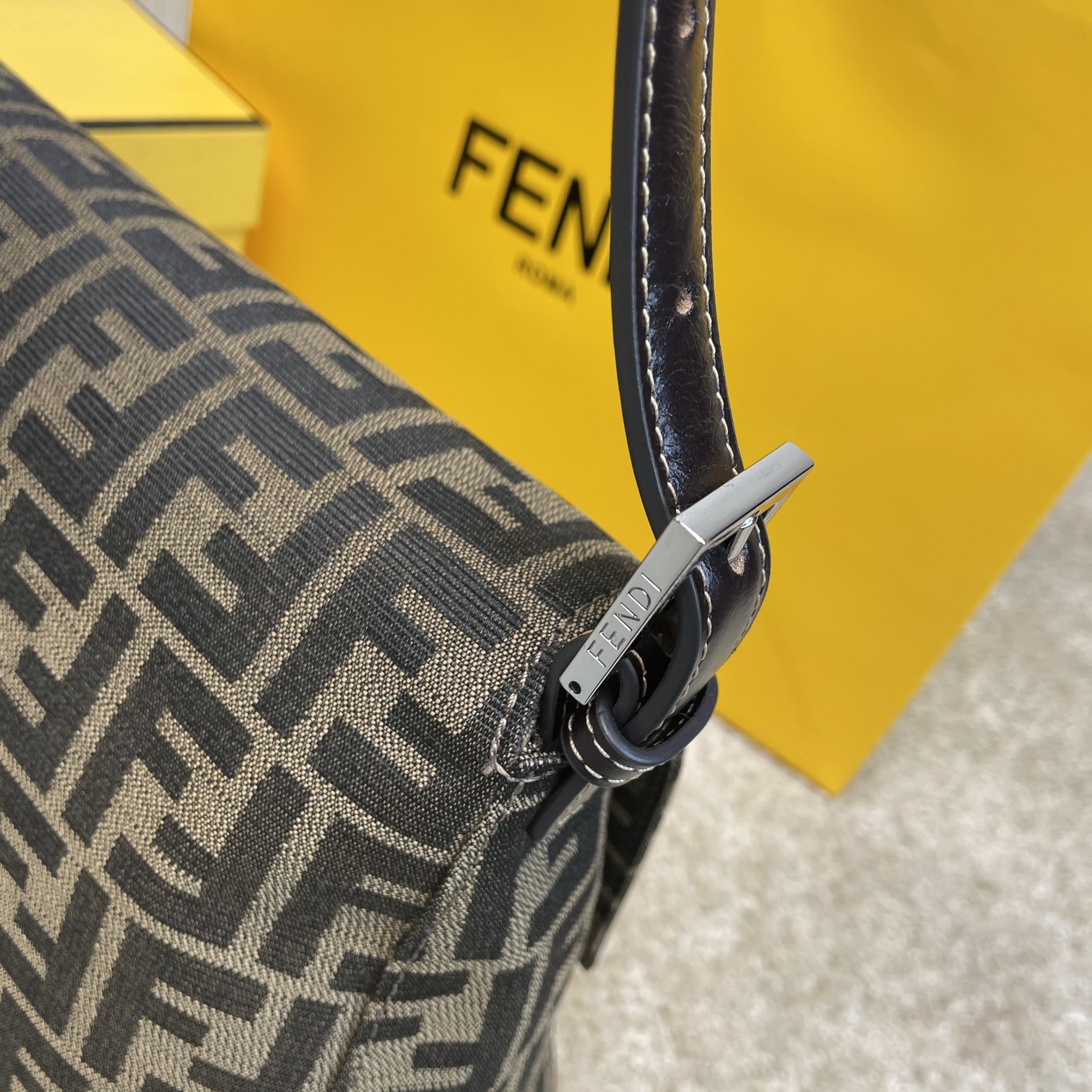 Fendi 名称：FENDI 大号法棍包布包