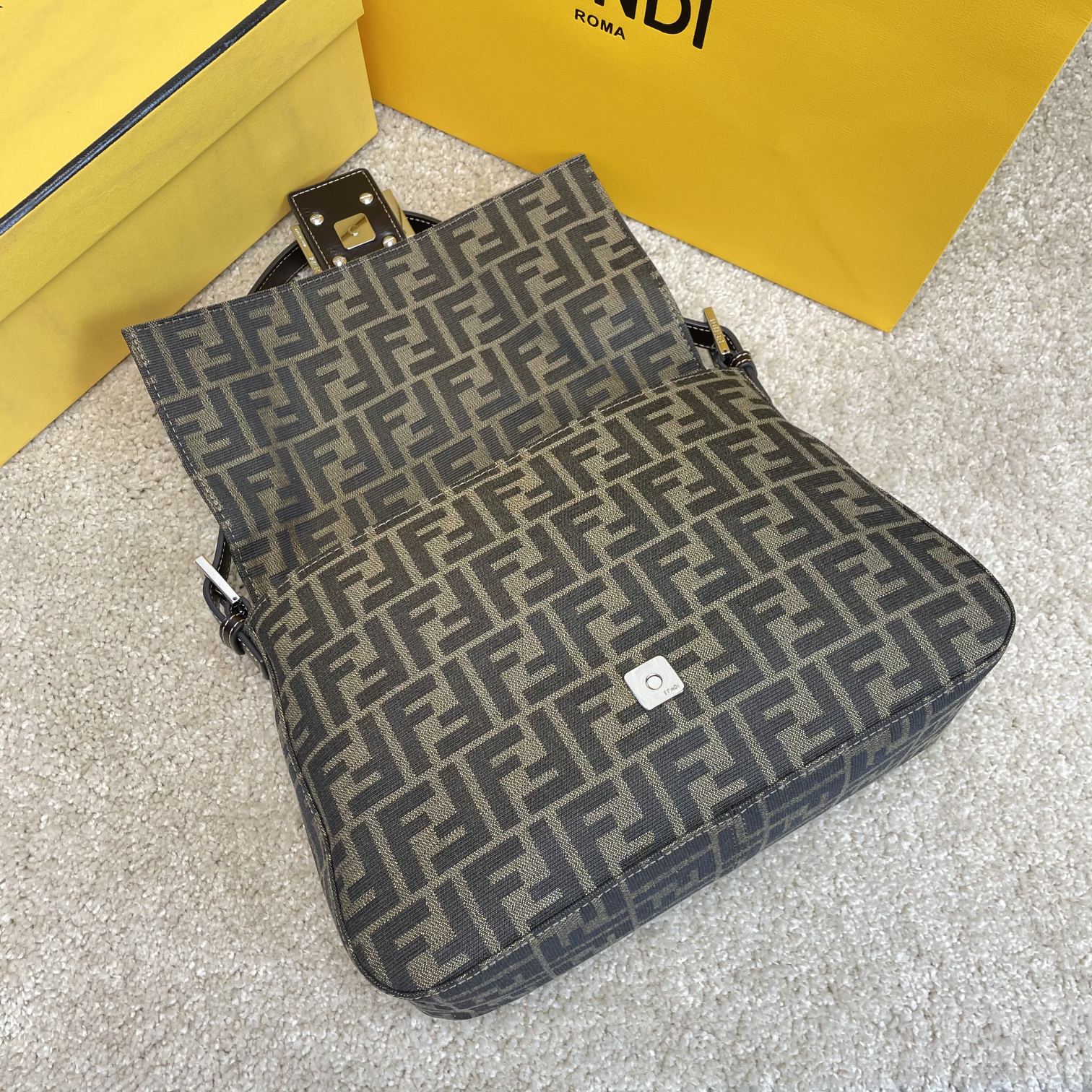 Fendi 名称：FENDI 大号法棍包布包