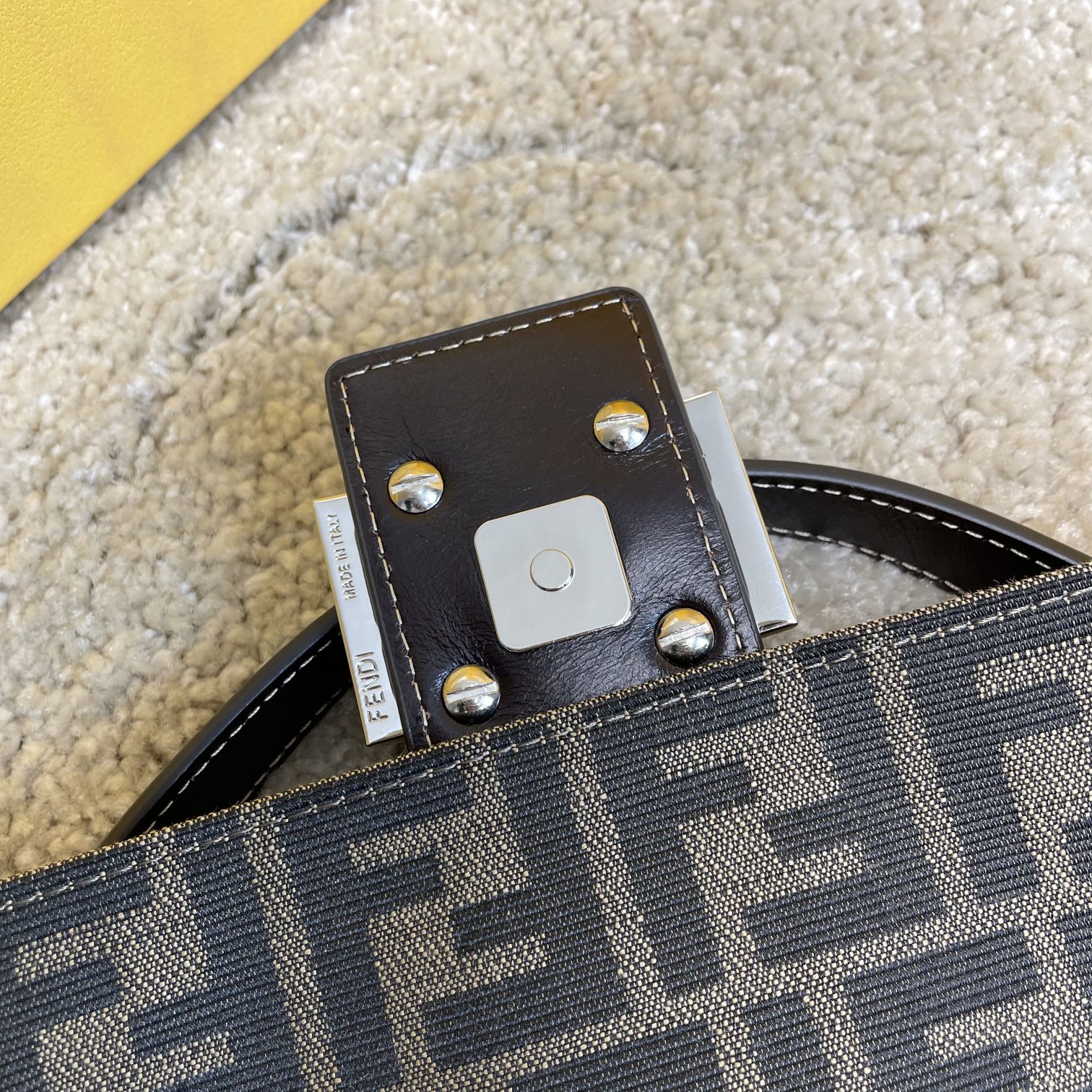 Fendi 名称：FENDI 大号法棍包布包