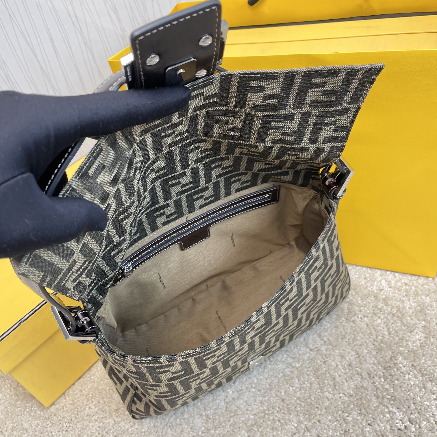 Fendi 名称：FENDI 大号法棍包布包