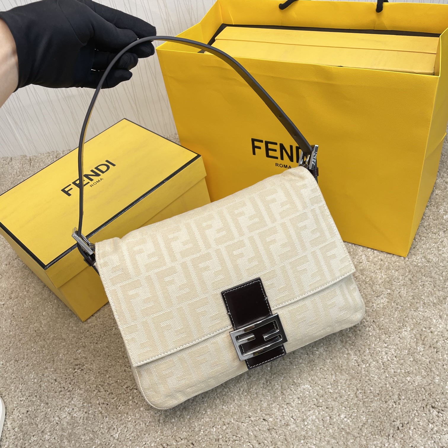 Fendi 名称：FENDI 大号法棍包布包