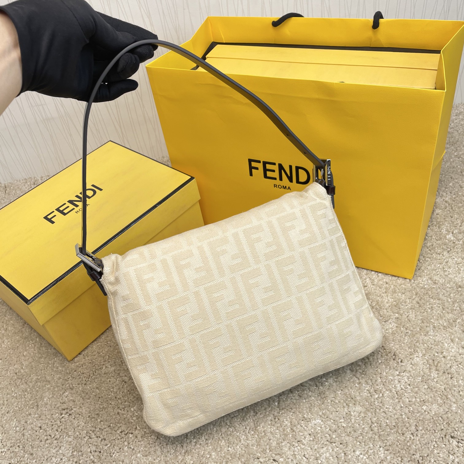 Fendi 名称：FENDI 大号法棍包布包