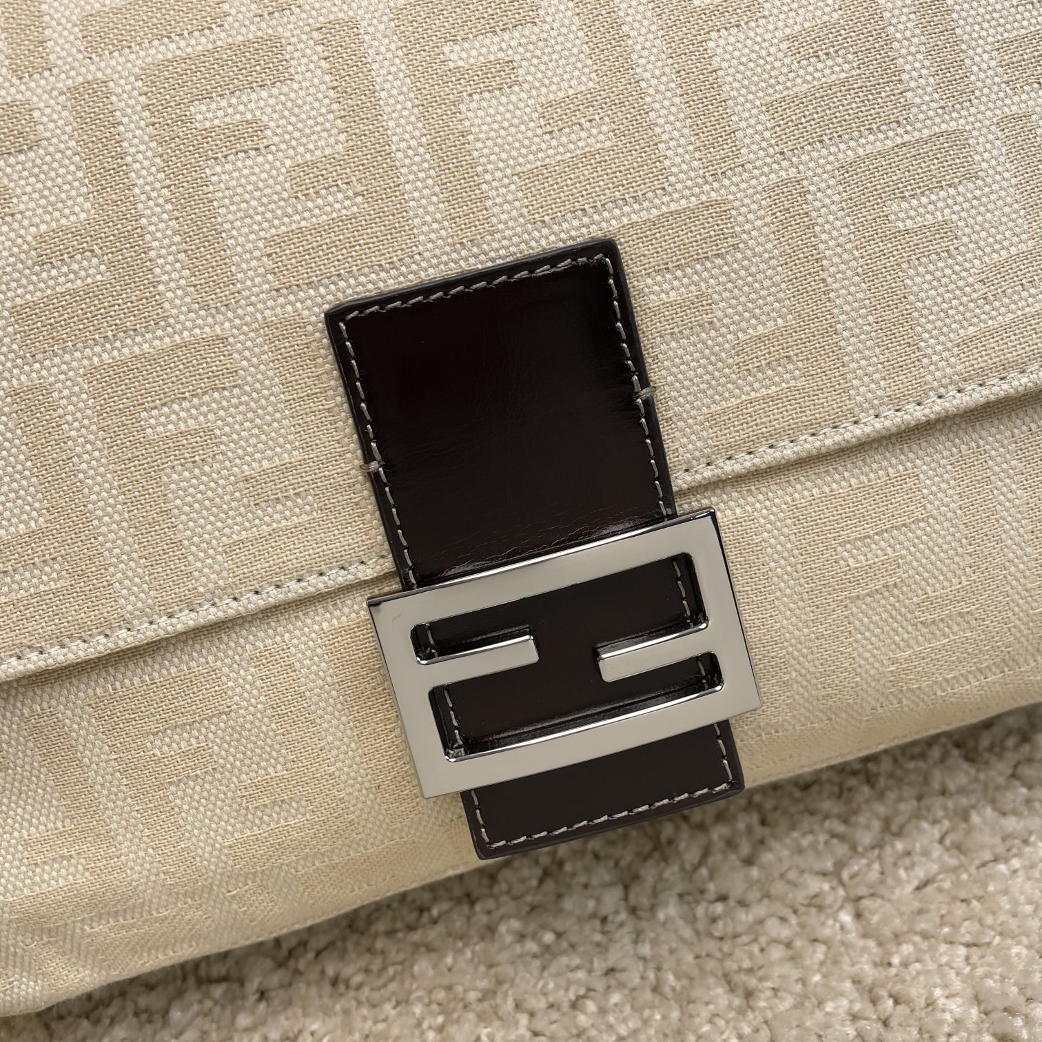Fendi 名称：FENDI 大号法棍包布包
