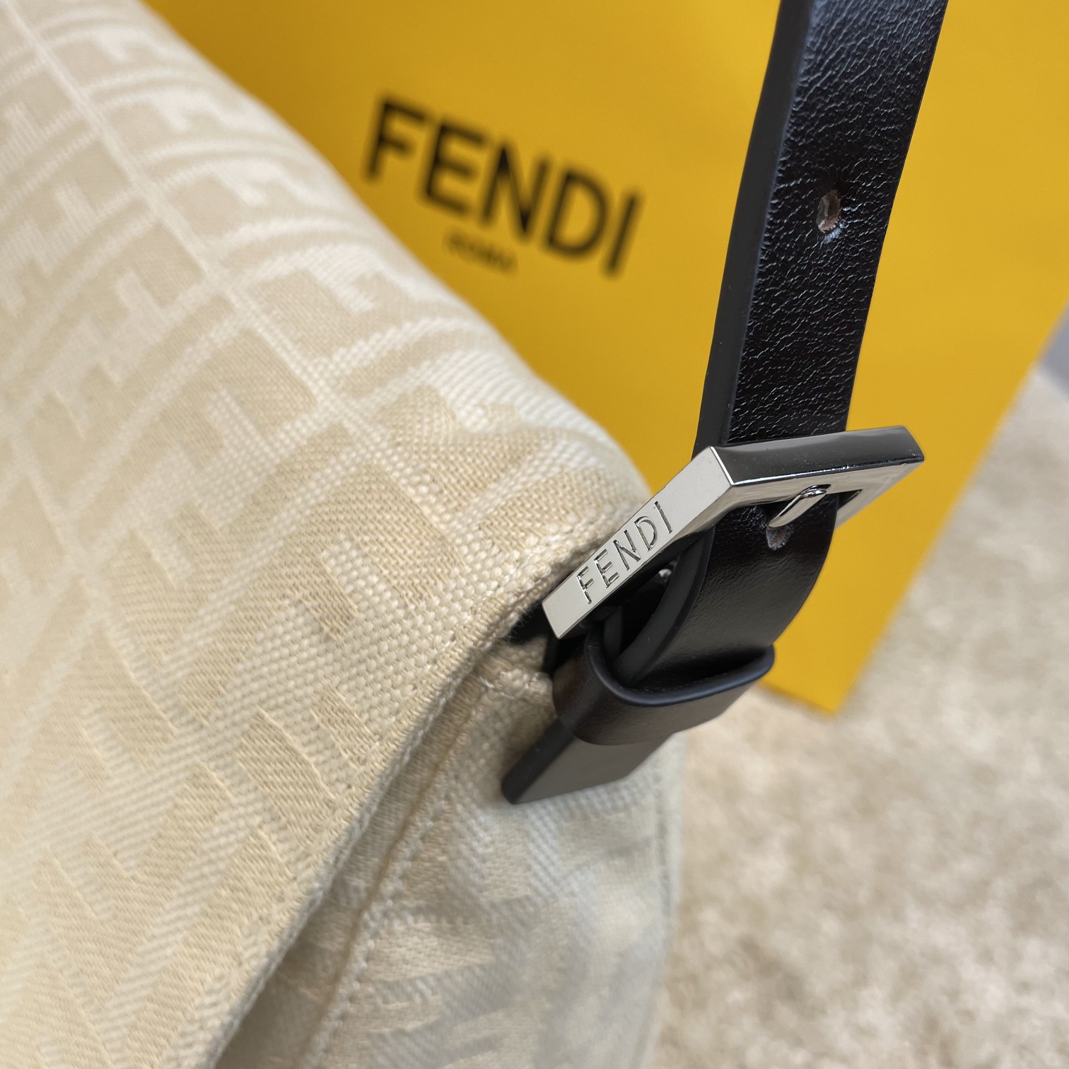 Fendi 名称：FENDI 大号法棍包布包