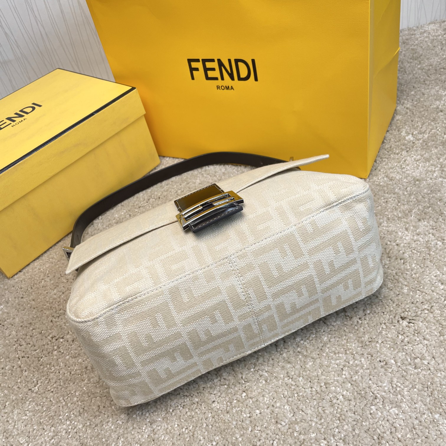 Fendi 名称：FENDI 大号法棍包布包