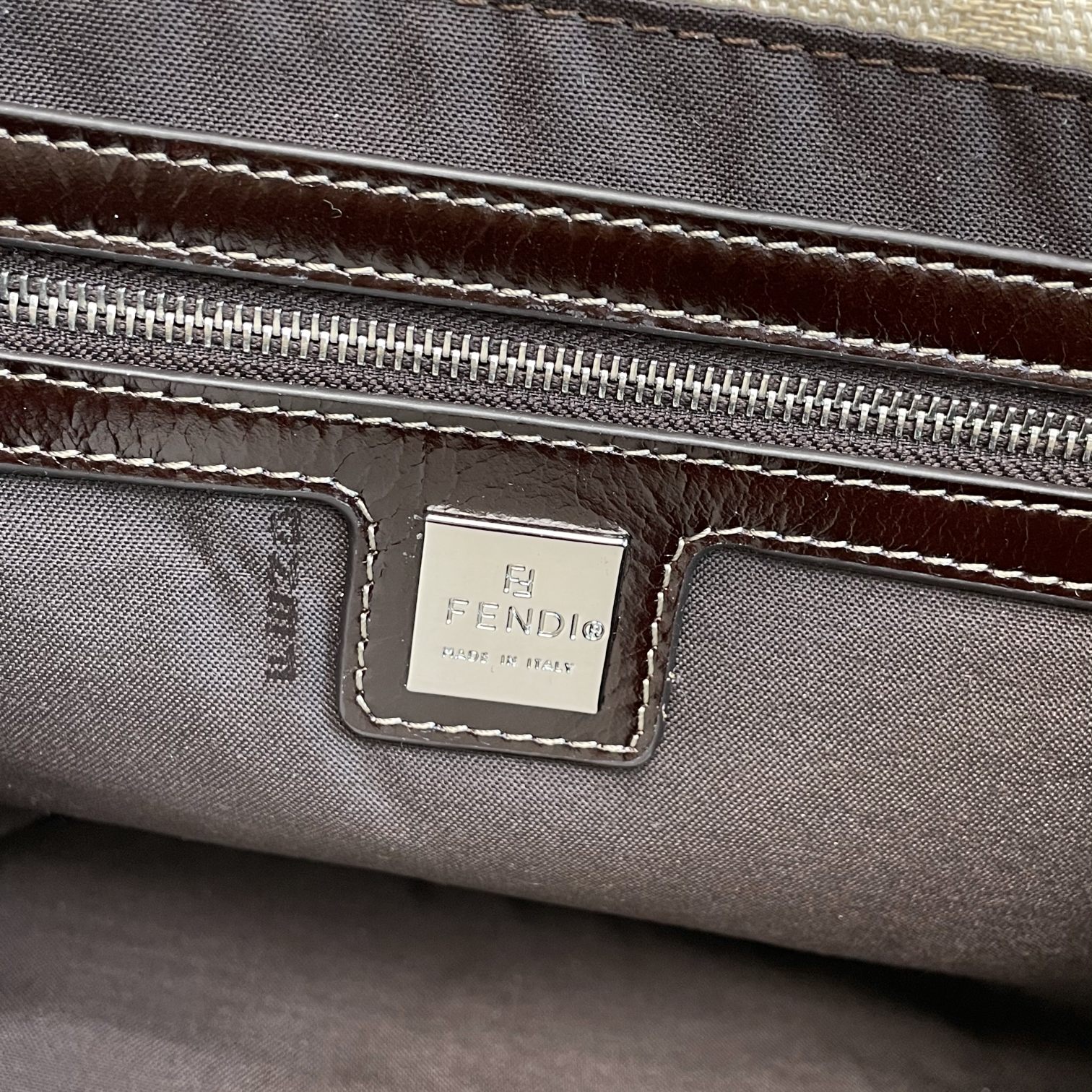 Fendi 名称：FENDI 大号法棍包布包