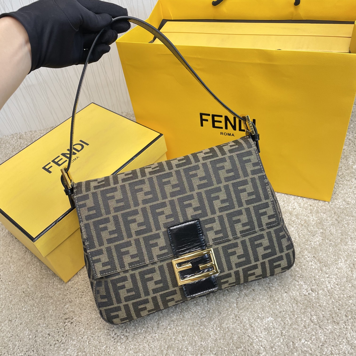 Fendi 名称：FENDI 大号法棍包布包