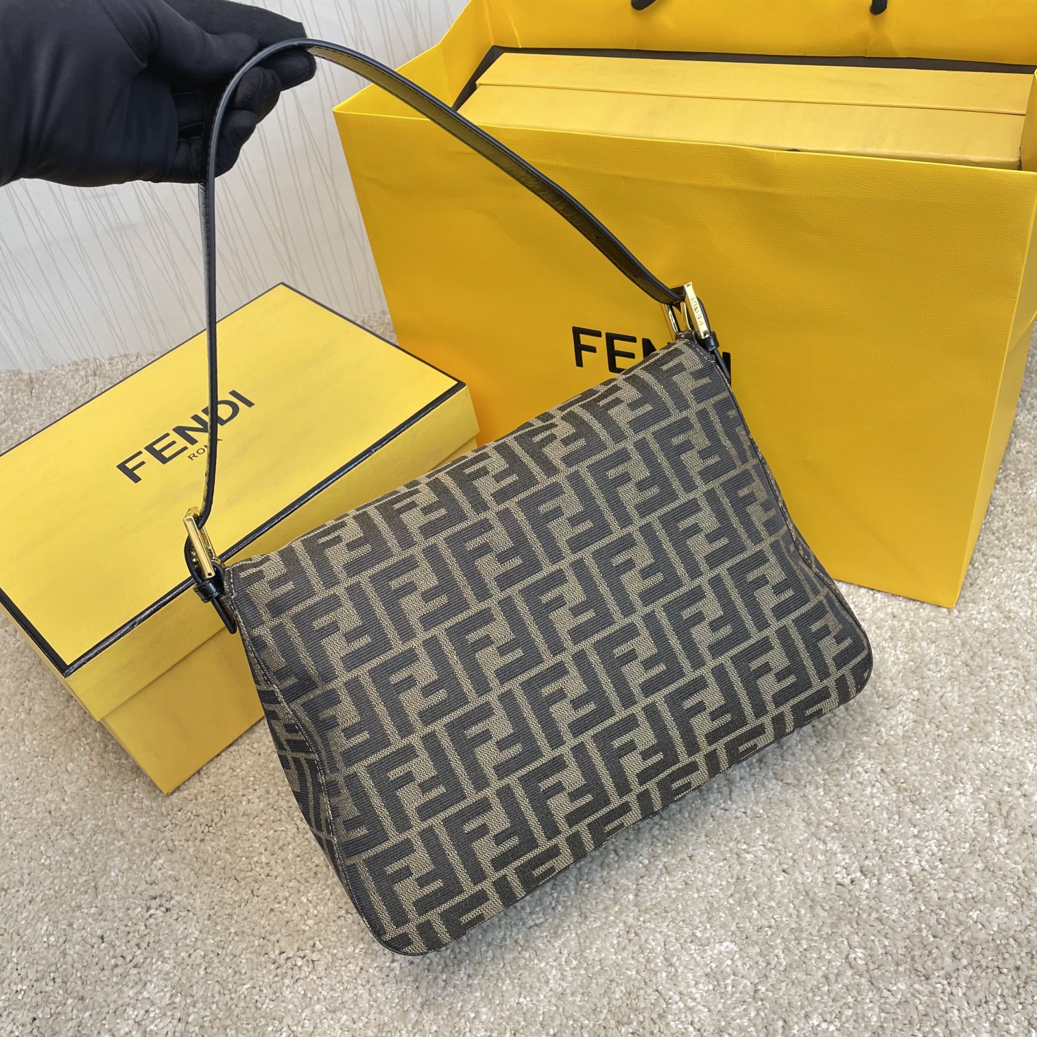 Fendi 名称：FENDI 大号法棍包布包