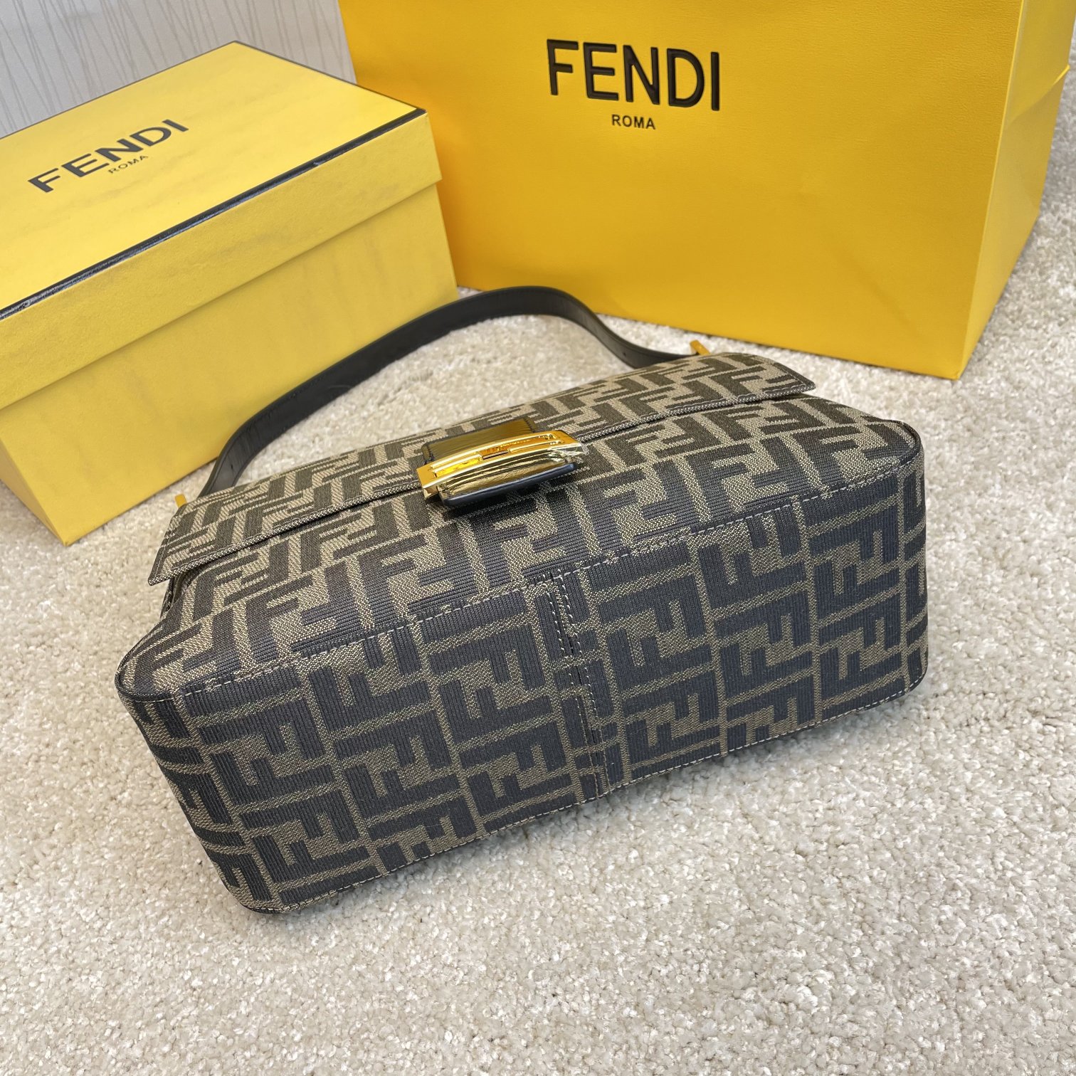 Fendi 名称：FENDI 大号法棍包布包