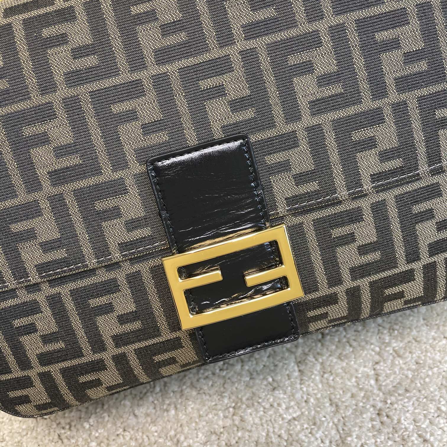 Fendi 名称：FENDI 大号法棍包布包