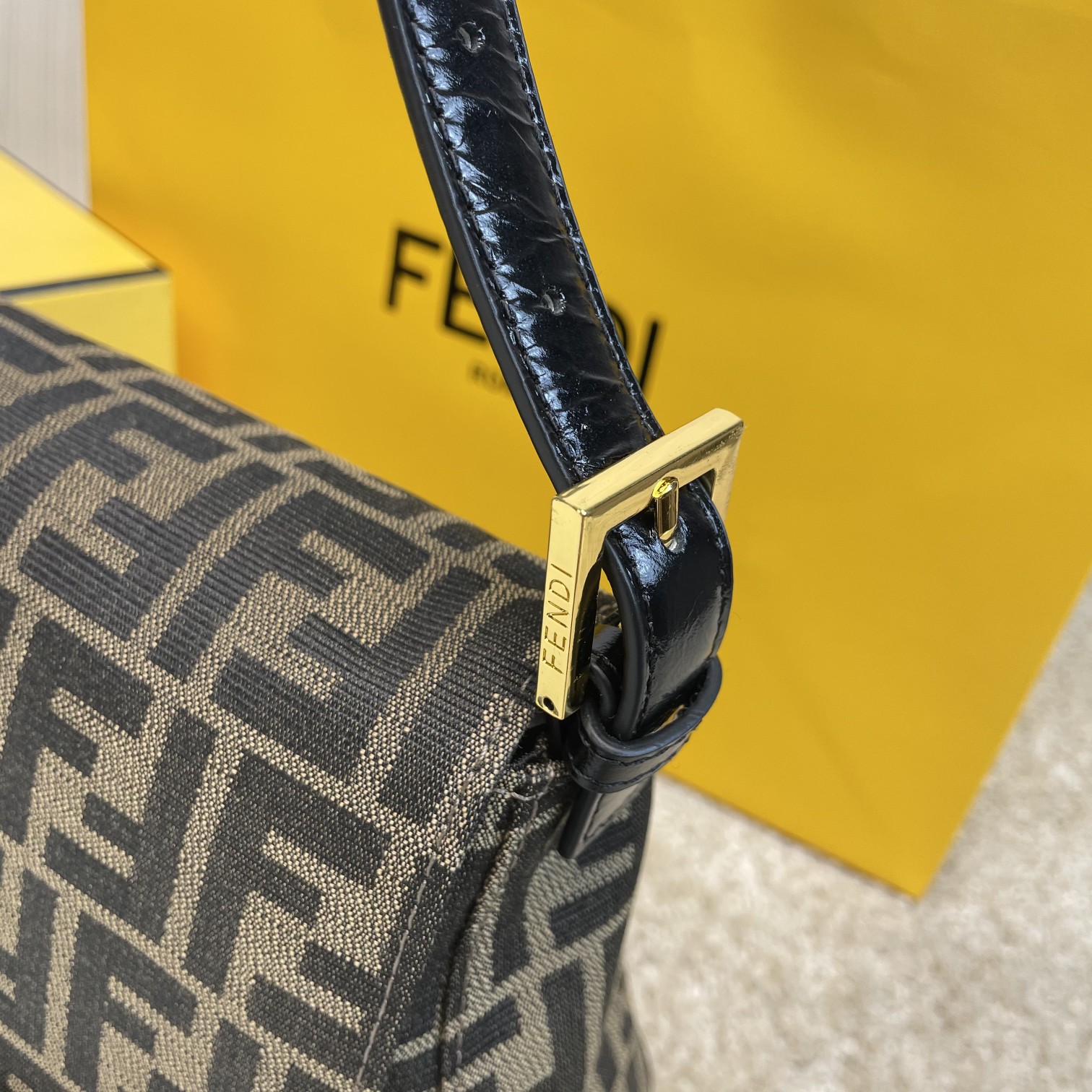 Fendi 名称：FENDI 大号法棍包布包