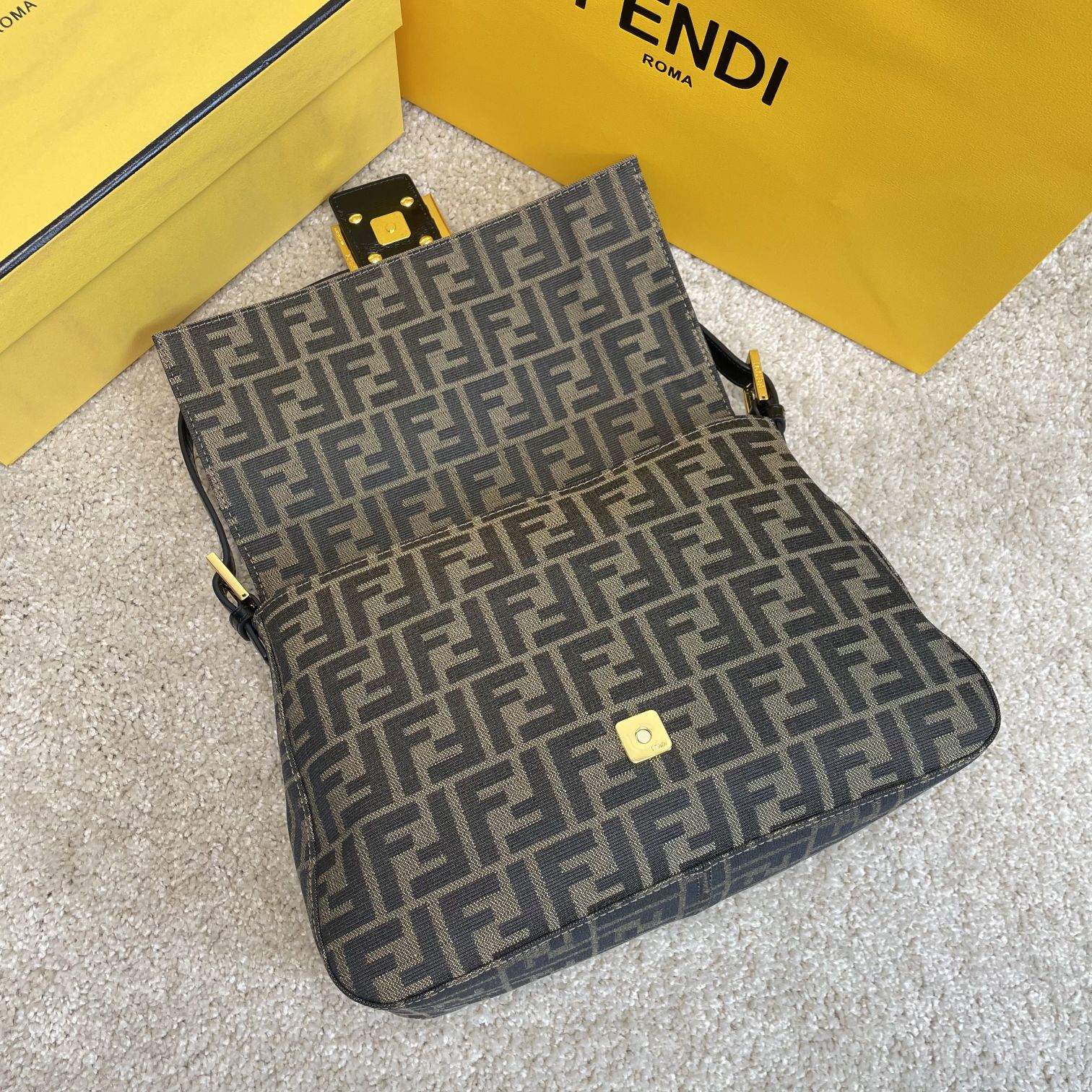 Fendi 名称：FENDI 大号法棍包布包